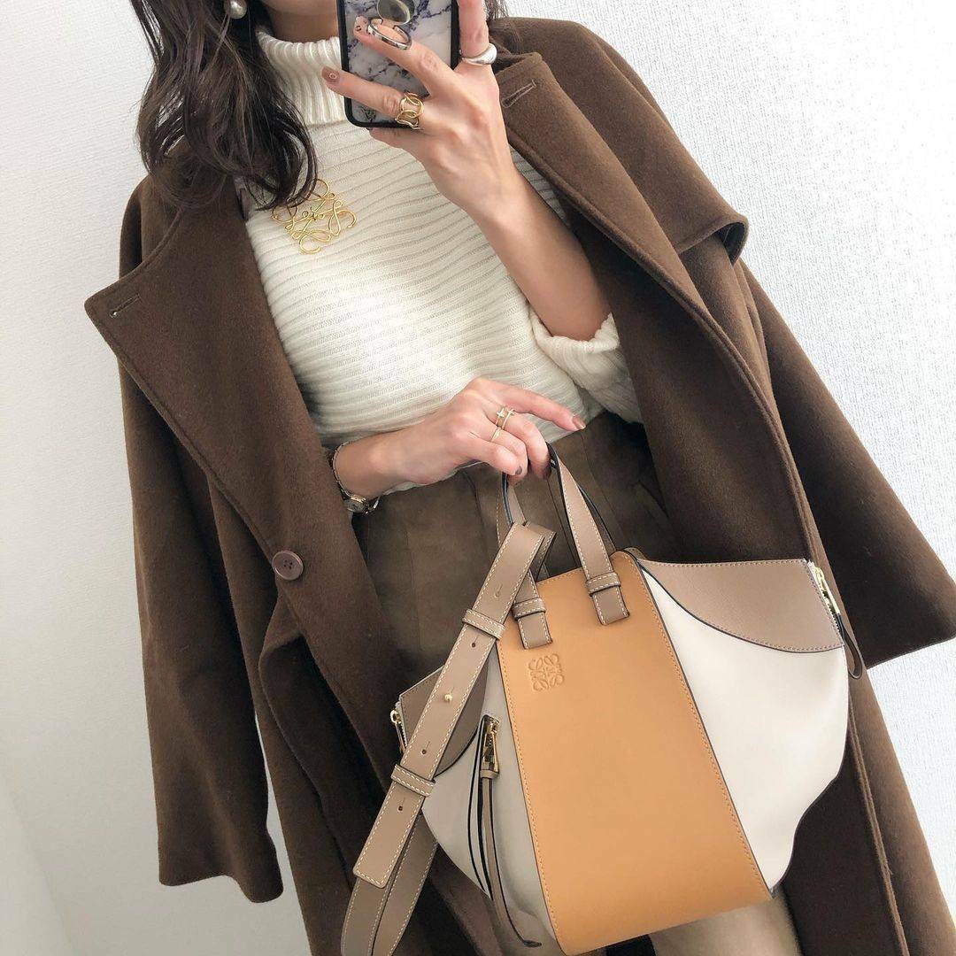 LOEWE HANDLE & SHOULDER BAG GIFT WITH PURCHASE (GWP) กระเป๋าถือหรือสะพายหนังแท้พรีเมี่ยมกิ๊ฟ Limited จาก LOEWE PERFUME DUTYFREE รุ่น Rare items สุดๆวัสดุหนังแท้ Calfskin หนังสวยดีไซน์มีเอกลักษณ์ ใบใหญ่กำลังดี น้ำหนักเบา สามารถปรับได้หลายทรง ด้านข้างมีซิปป