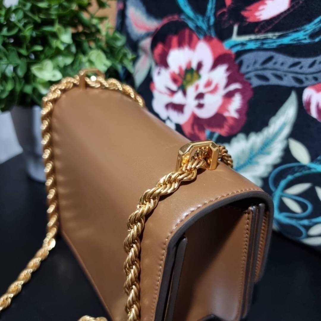 TORY BURCH ELEANOR SMALL CONVERTIBLE SHOULDER BAG ฮอตไอเท็ม รุ่นนี้ขายดีขายหมด สวยหรู คุณหนู ผู้ดี!! หายากมากแล้วน้า กระเป๋าสะพายข้าง ดีไซน์อยู่ทรง ขนาดกำลังสะดวกใช้สำหรับสาว วัสดุหนังแท้เต็มใบ สีทูโทน เปิด-ปิดด้วยแถบแม่เหล็ก ภายในแบ่งสัดส่วนได้เป็นอย่างด