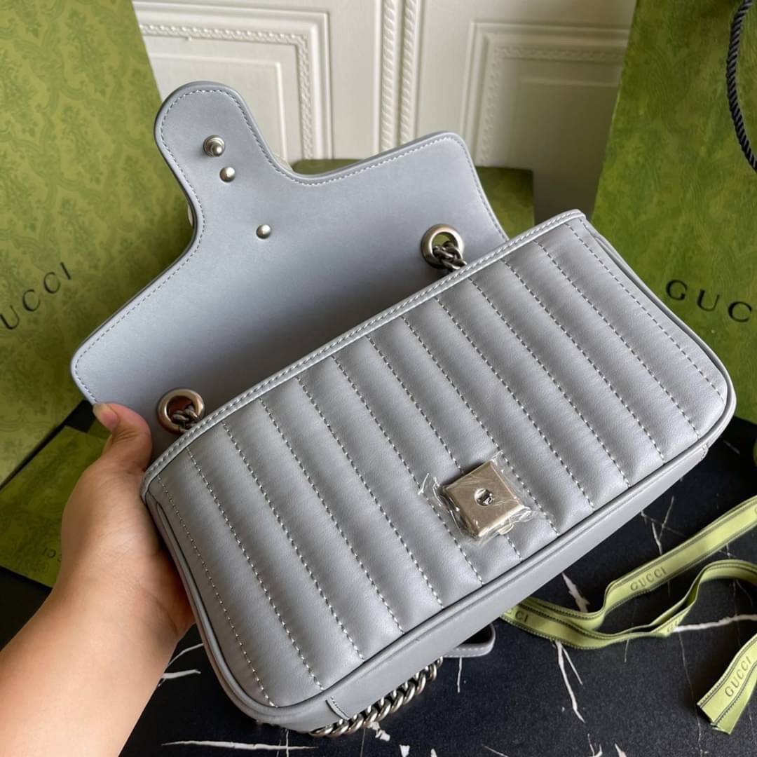 หนังแท้ 26cm GUCCI GG Marmont leather shoulder bag แบบใหม่ล่าสุด ราคานี้หนังแท้คือคุ้มมากเลยค่าสาวๆ ต้องจัดแล้วน้าา ยกระดับความหรูให้กับตัวเองกันหน่อย ด้วยกระเป๋ารุ่นนี้!! ครอสบอดี้ที่ดีไซน์หรู อัพเลเวล ในราคาที่จับต้องได้ พร้อมเสิร์ฟความสวยตรงถึงบ้านแล้ว