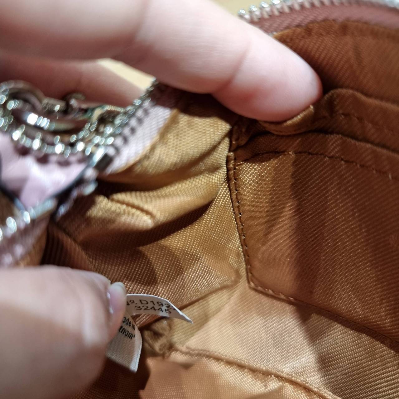 COACH 32445 SMALL WRISLET IN COLORBLOCK SIGNATURE CANVAS คอลเลคชั่นคัลเลอร์บล็อคสวยหรู ในรูปแบบกระเป๋าคล้องมือ ขนาดพกพา ไซส์กำลังสวยมากๆ พกง่ายไปเลยจ้า วัสดุหนังแคนวาส ตัดหนังแท้ ภายในโล่ง มีช่องใส่บัตร ตอบโจทย์สาวๆที่ไม่ชอบความพะรุงพะรัง พกใบนี้คือสะดวกส