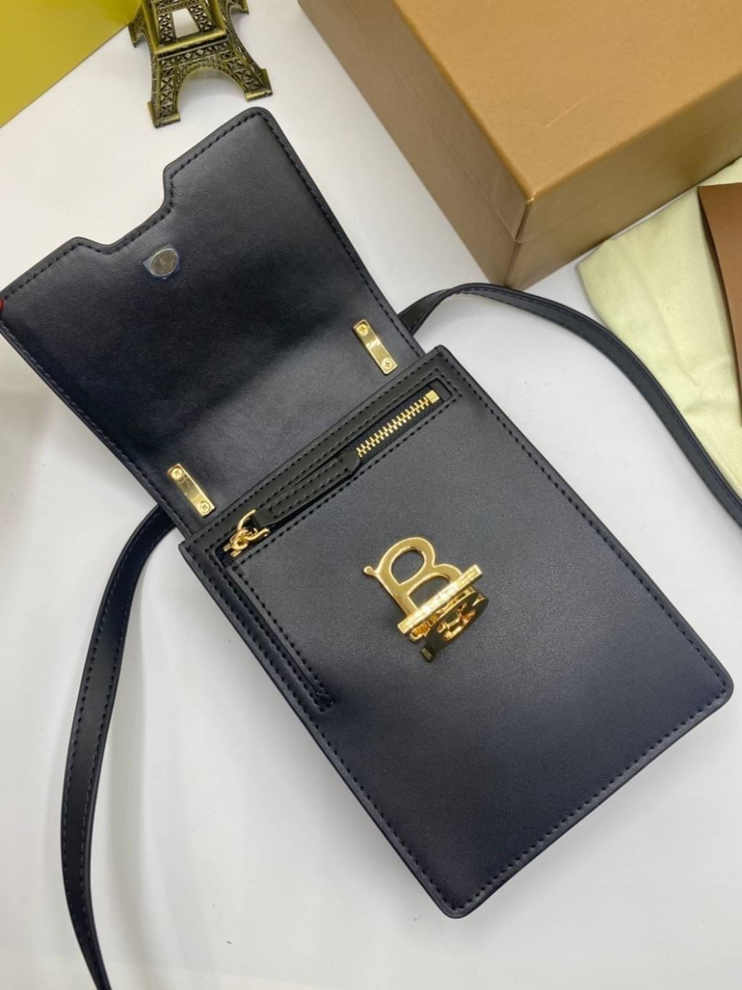 VIP GIFT 】หนังแท้ BURBERRY FRAGRANCES CROSSBODY BAG กระเป๋าทรงเหลี่ยมแนวตั้งดีไซน์สวยหรูอยู่ทรงมีโลโก้แบรนด์ด้านหน้า งานหนังดีที่สุด เปิดปิดด้วยฝาปิดสัญลักษณ์ตัวB ภายในโล่งสามารถใส่มือถือ iphone เงิน ของจุกจิกได้ สายสะพายหนังยาวถอดได้ปรับระดับได้ อะไหล่แบ
