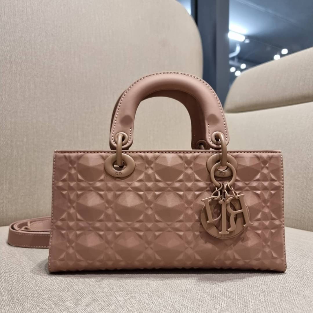 DIOR LADY D-JOY BAG Cannage Calfskin with Diamond Motif / CD LADY D-JOY BAG ดีไซน์ใหม่ อัพเลเวลความหรู กับกระเป๋าสะพายข้างที่รอบนี้ดีไซน์รูปทรงโฉมใหม่ ใช้งานง่ายขึ้น