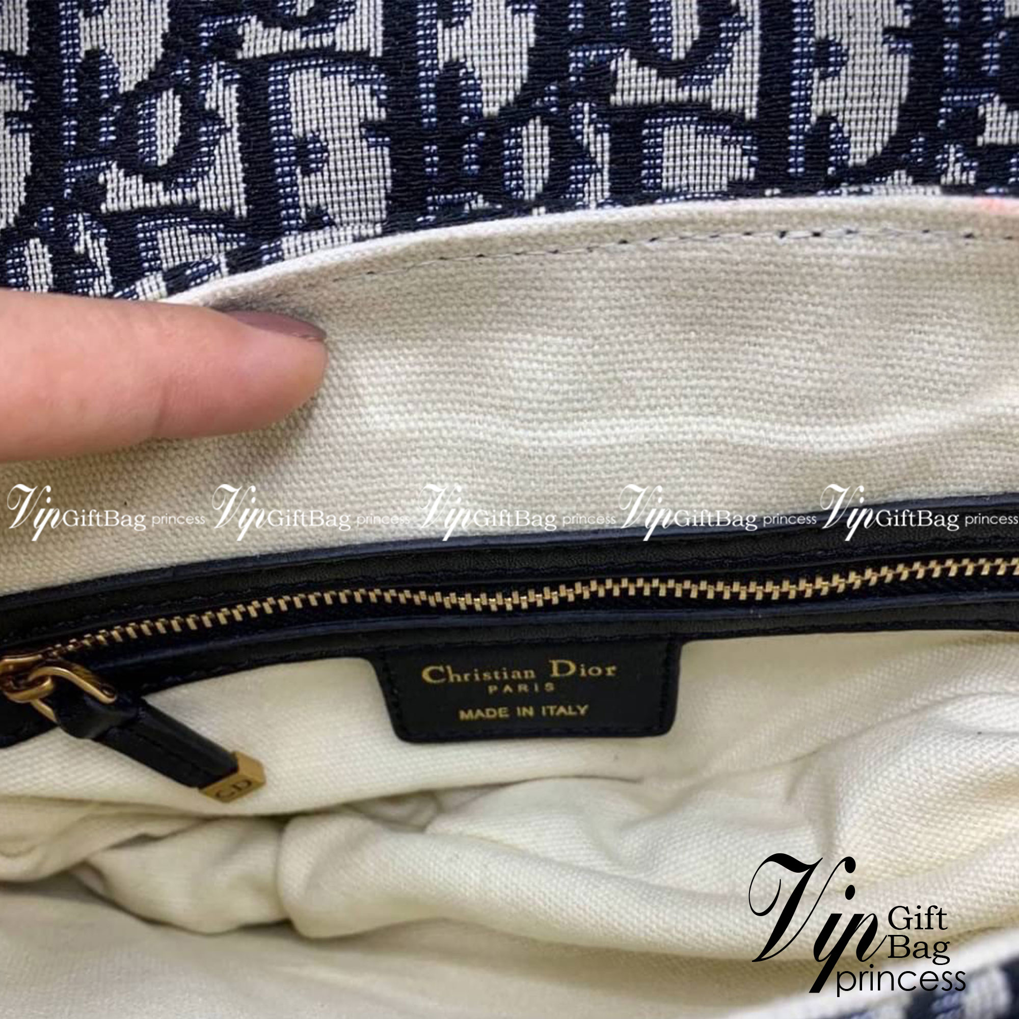DIOR Saddle Bag Oblique Embroidery กระเป๋ารุ่นยอดนิยม ตามแบบฉบับแบรนด์ งานผ้าแจ็คการ์ดลาย Oblique ลูกเล่นห้อยด้วยตัวอักษร D ตรงหูหิ้วมีกิมมิค CD สีทอง มาพร้อมสายสะพายครอสบอดี้ เรียกว่าจะถือก็ปั้วะ จะสะพายก็ปังไม่ไหว เก็บทุกรายละเอียดงานเป๊ะมากค่ะ