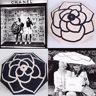 สีใหม่เข้าคะ! Recommend สำหรับร่ม Chanel ตัวนี้ จัดมาให้แล้วคะ ของแถมจากแบรนด์ดังอย่าง chanel ที่นานๆจะเข้าที **รีบคว้าเลย ร่ม chanel size M ( Medium Coverage) ขนาดเส้นผ่าศูนย์กลาง 100cm. ขนาดกำลังดี วัสดุเป็น ผ้า water proof กันน้ำ กันUV ดีไซด์ สวย หรู ต