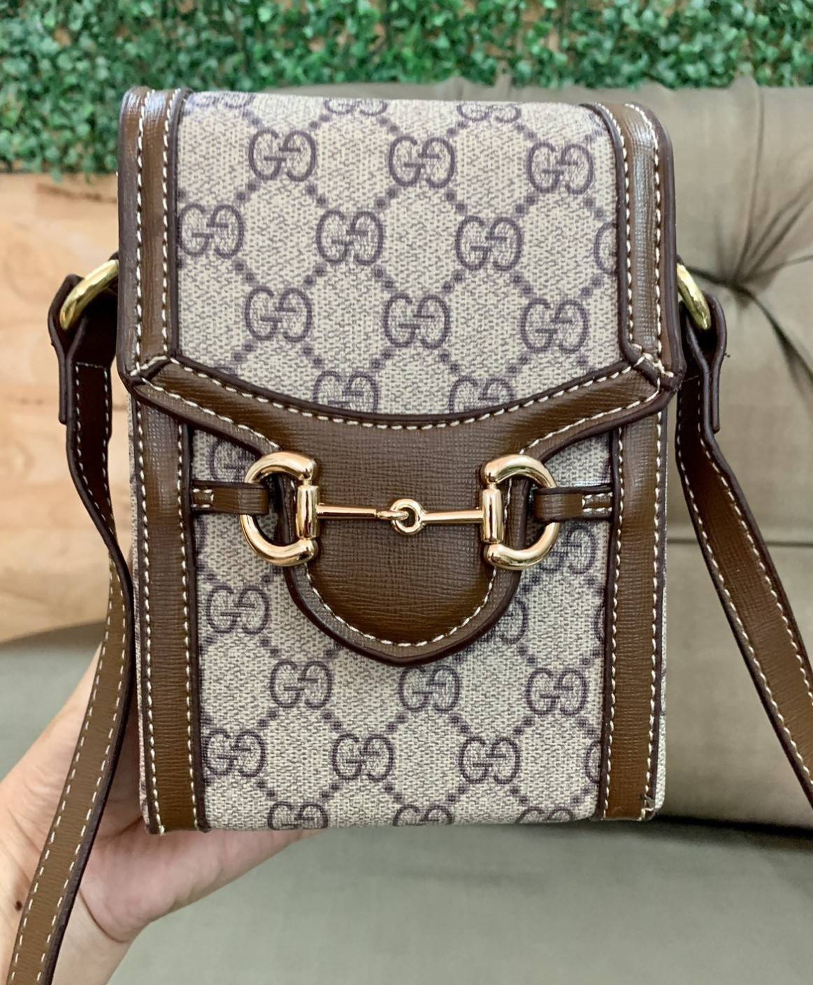 VIP GIFT 】หนังแท้ GUCCI Horsebit 1955 mini bag กระเป๋าสะพาย กระเป๋าใส่โทรศัพท์ งานแฟชั่นคลาสสิก ขอบหนังวัวแท้สีน้ำตาล อะไหล่สวย ดีไซต์สัญลักษณ์วงแหวนตามแบบฉบับ GUCCI มาพร้อมกล่องแบรนด์และสายสะพายยาวที่สามารถปรับระดับได้ พร้อมส่งให้สะพาย สวยๆ กันแล้ววันนี้