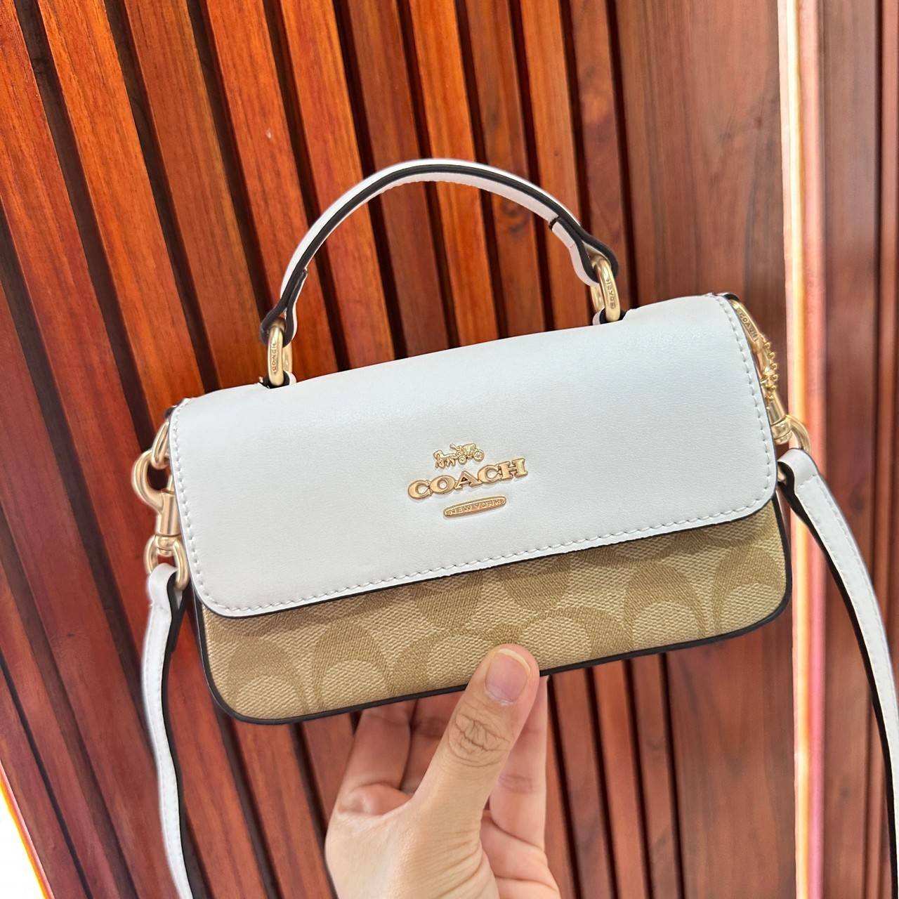 Coach Mini Josie Top Handle Crossbody In Blocked Signature Canvas (cc340) ใหม่ล่าสุด กระเป๋าสะพายหรือถือใบเล็กกระทัดรัด วัสดุหนังตัดขอบหนังแท้ ภายในช่องโล่งกว้างสามารถใส่โทรศัพท์ iPhonePro max ได้ มีช่องใส่บัตรเครดิต 2 ช่อง เปิดปิดด้วนกระดุมแป๊ก ซับในผ้า 