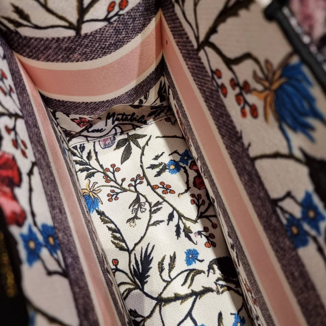 VIP 】HOT ARRIVAL!! DIOR CD SHOPPING BAG WITH GWP กระเป๋าทรงช้อปปิ้งใบใหญ่ จุใจ!! พรีเมี่ยมกิ๊ฟรุ่นดับเบิ้ลฮอต ดีไซน์คลาสสิควินเทจ สวยหรู วัสดุผ้าแคนวาสลายกราฟฟิค ภายในโล่งกว้างมากๆ ใส่ของจุสุดๆ โน้ตบุ้ค ไอแพด กระเป๋าสตางค์ มือถือ หรือเสื้อผ้ายังได้ สะพายค