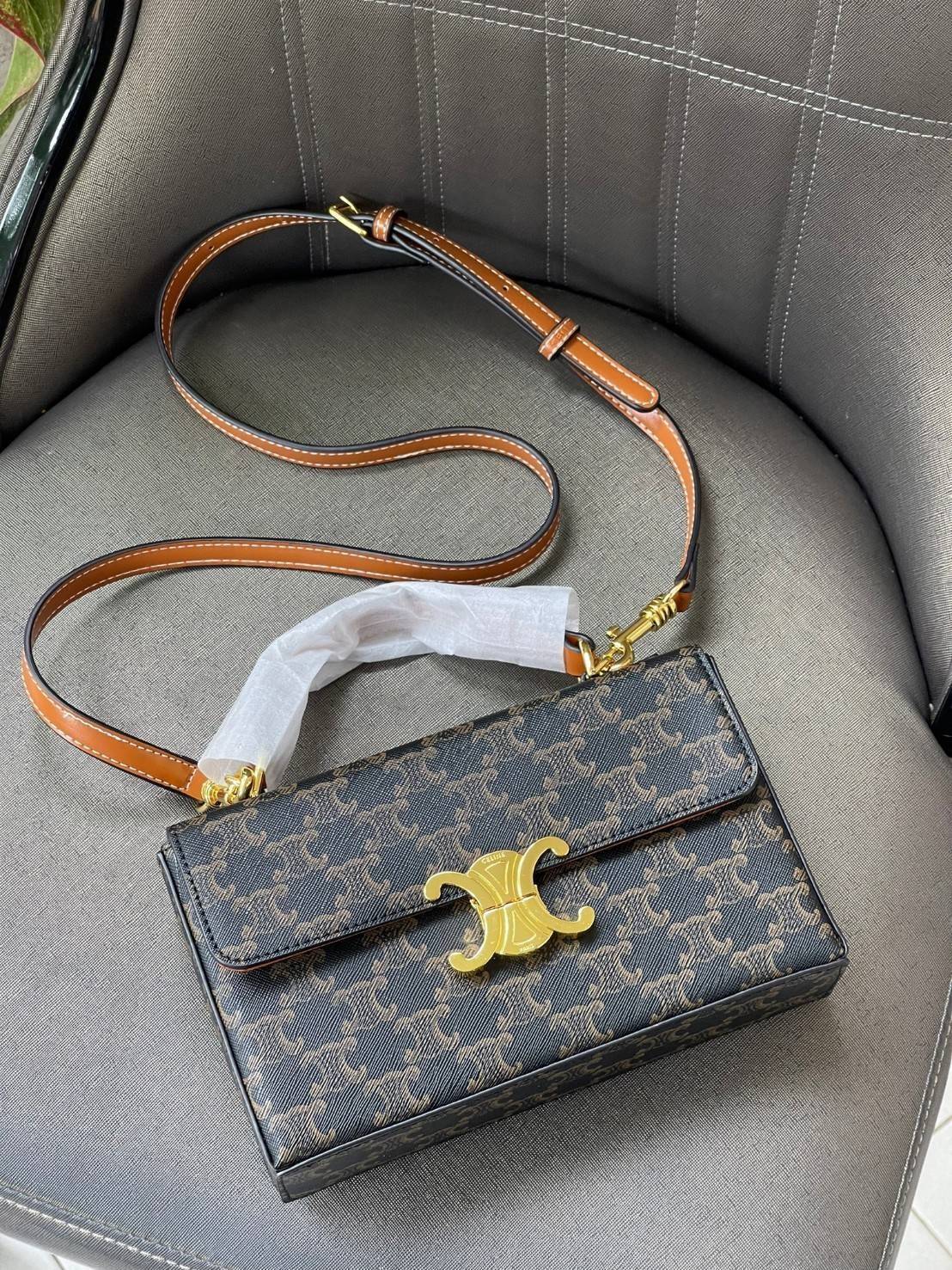 Celine Triomphe shoulder handbag Bag / Celine box triomphe in Natural Calfskin Tan กระเป๋าสะพายเรียบหรูและดูทันสมัยใบนี้ออกมา ให้คุณเลือกสะพายในชีวิตประจำวันเข้ากับการแต่งตัวสบาย ๆ หรือถอดสายถืงออกงานปาร์ตี้สังสรรค์ ก็ช่วยให้คุณดูโดดเด่นได้เช่นกัน นอกจากน