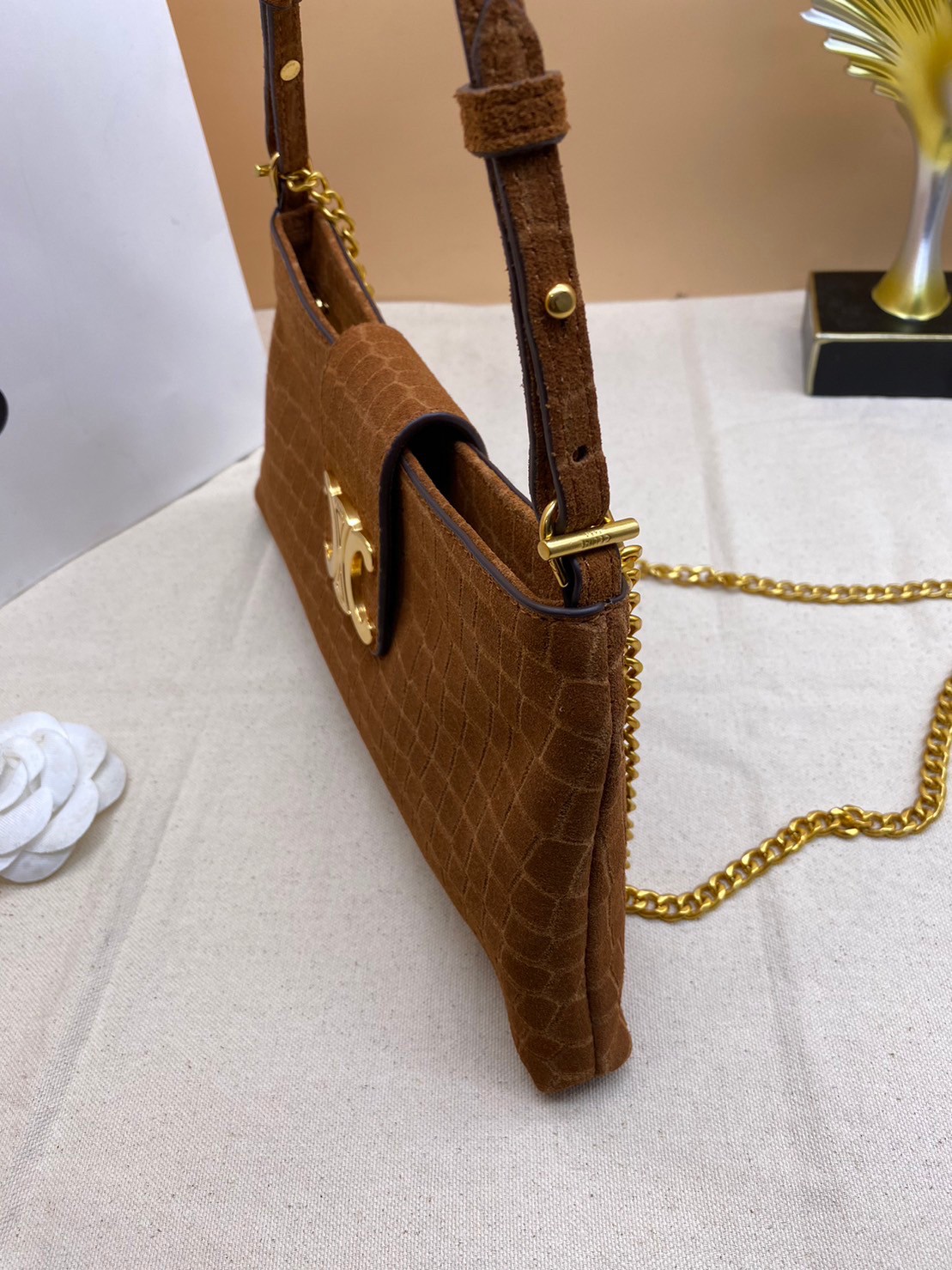 CELINE MEDIUM WILTERN BAG IN CROCODILE EMBOSSED SUEDE CALFSKIN / Celine hobo / Celine Bag พร้อมส่ง กระเป๋าถือ/สะพายโซ่อะไหล่ทองหรูหรา ทรงโฮโบ สวยผู้ดี ใช้งานง่าย โดดเด่นด้วยโลโก้สีทอง