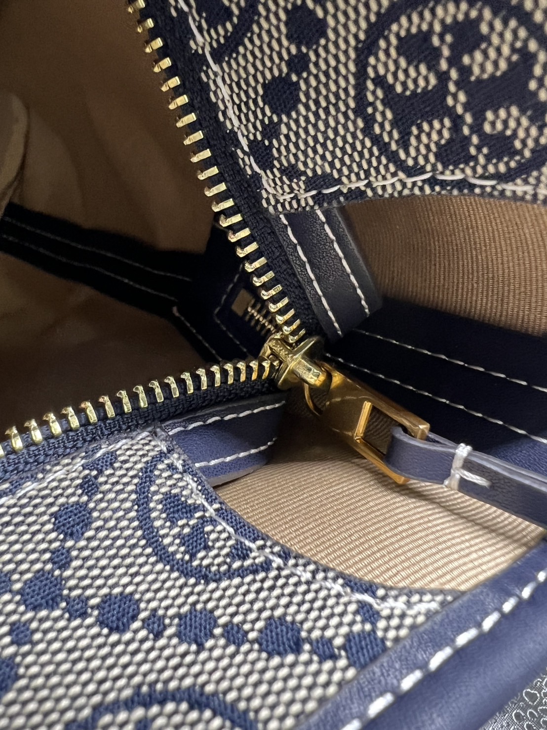 ORI หนังแท้ | Tory Burch T Monogram zip tote bag กระเป๋าทรงโท้ทใบใหญ่ทรงกว้างพร้อมใบเล็กเข้าเซ็ท งานผ้าแจ็คการ์ดตัดขอบหนัง เดอะเบสท์ เซลเลอร์!! ที่สุดของไอเท็มยอดฮิตติดอันดับ ขายดี ขายได้ตลอด ลายโมโนแกรมสุดคลาสสิค สาวๆว่าต้องมีติดบ้านจริงๆน้า