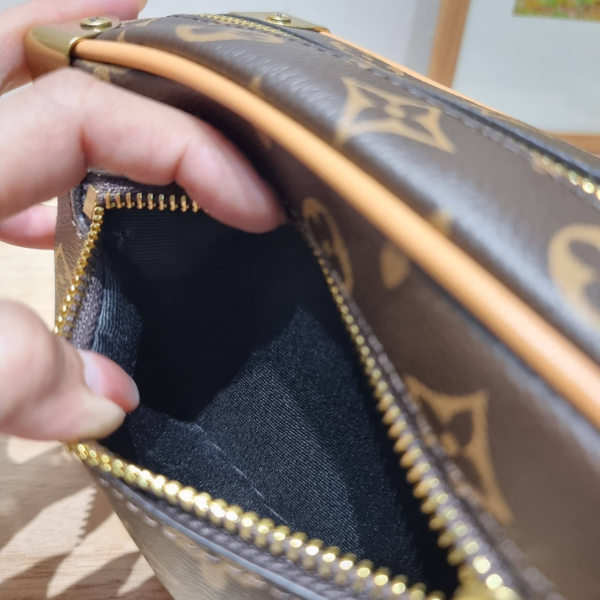 LV MINI SOFT TRUNK ไอเท็มหรูหราย้อนยุค ผสมผสานความทันสมัย ด้วยการตกแต่งขอบด้วยโลหะ รูปทรงกล่องสัดส่วนสวยลงตัว โดดเด่นชวนมอง