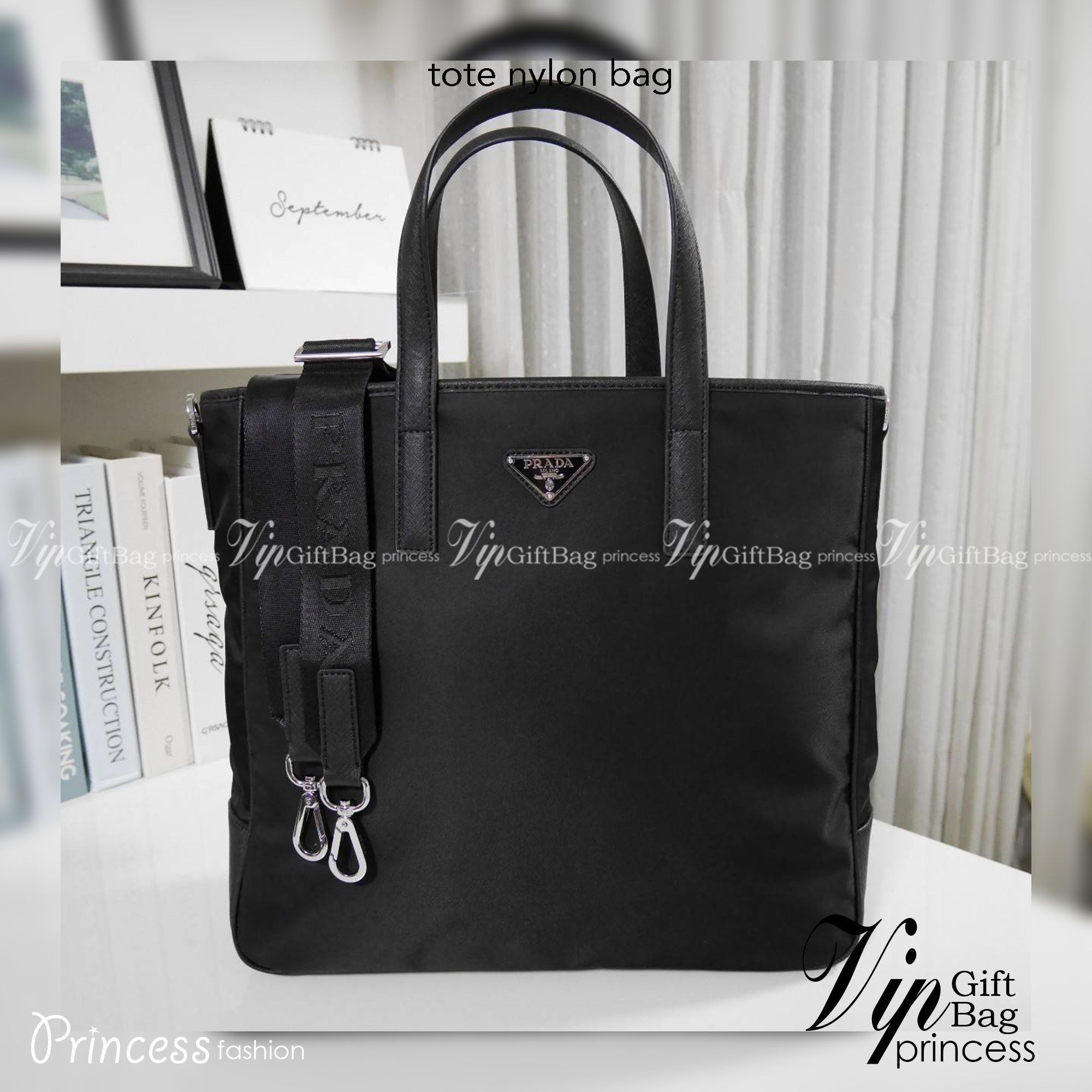 PRADA TOTE NYLON BAG งานใบใหญ่สำหรับคนชอบพกของเยอะมาแล้วค่า เป็นกระเป๋าผ้าไนล่อน ตั้งอยู่ทรงสวย หลงรักเลยคะ สะพายไหล่ได้ ถือก็สวยๆ ใช้แล้วสวยมากๆ