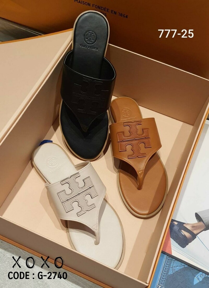 TORY BURCH SANDELS แตะหนีบ งานชนช้อป งานสวยมากคะ วัสดุหนัง PU ด้านหน้าว่างลายโลโก้แบรนด์ เรียบ หรู ดูแพงเกินราคาขายแน่นอนคะ แมทส์เข้าชุดง่าย น้ำหนักเบา