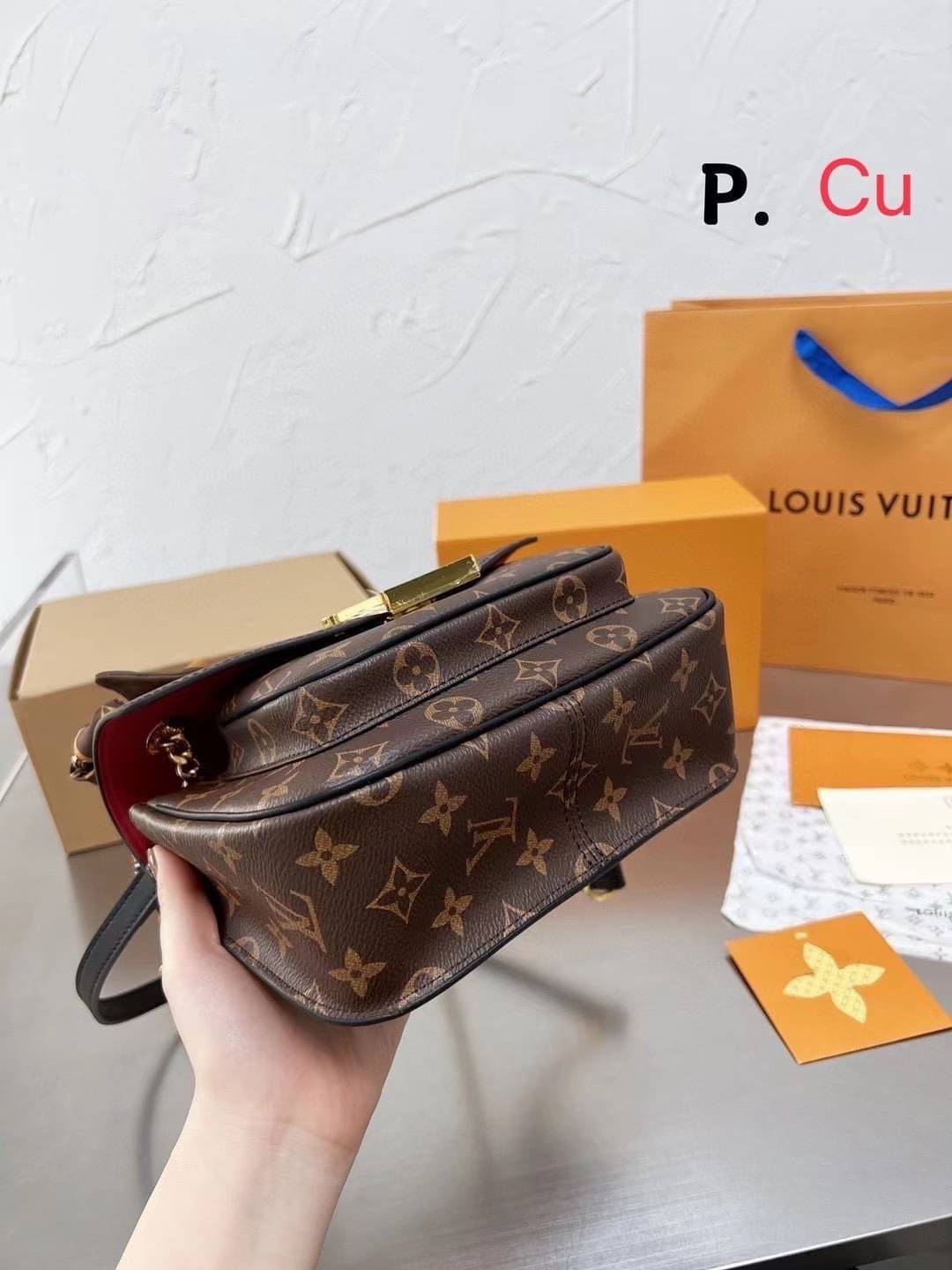 LV Passy Bag Monogram Canvas กระเป๋าสะพายทรงแพซซี่สุดคลาสสิค Rare item น้องดีไซน์ออกมาน่าใช้มากๆ ภายในเป็นช่องโล่ง พร้อมช่องซิป สะดวกใช้งาน -- [รับตัวแทนกระเป๋า]