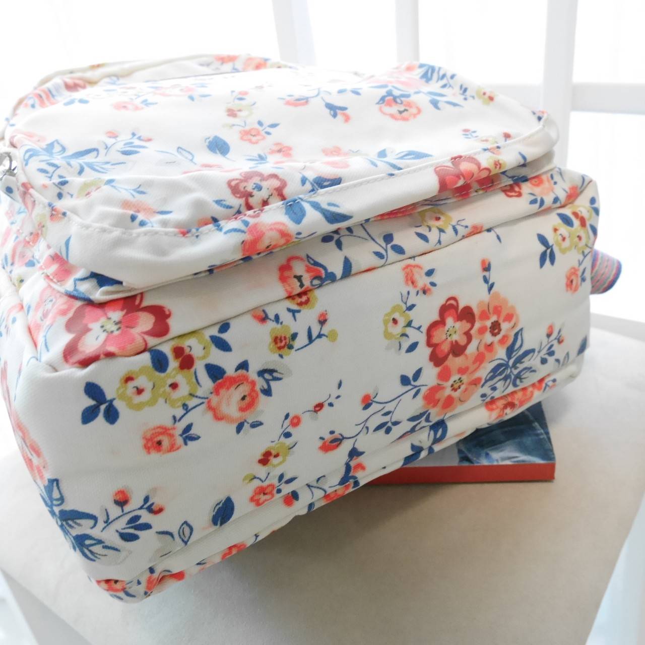 CATH KIDSTON BACKPACK BAG กระเป๋าเป้น่ารัก ตามแบบฉบับของแบรนด์นี้เลยค่า โดดเด่นด้วยหนัง PVC พิมพ์ลาย กันน้ำทั้งใบ ด้านในมีช่องซิปใหญ่ใส่ของ 2 ช่อง จุของได้เยอะ ใส่ IPAD / A4ได้สบายเลยค่ะ ด้านหน้ามีช่องซิปเล็ก 1 ช่อง ใส่ของจุกจิกหนิบได้สะดวก น้ำหนักเบา ใช้