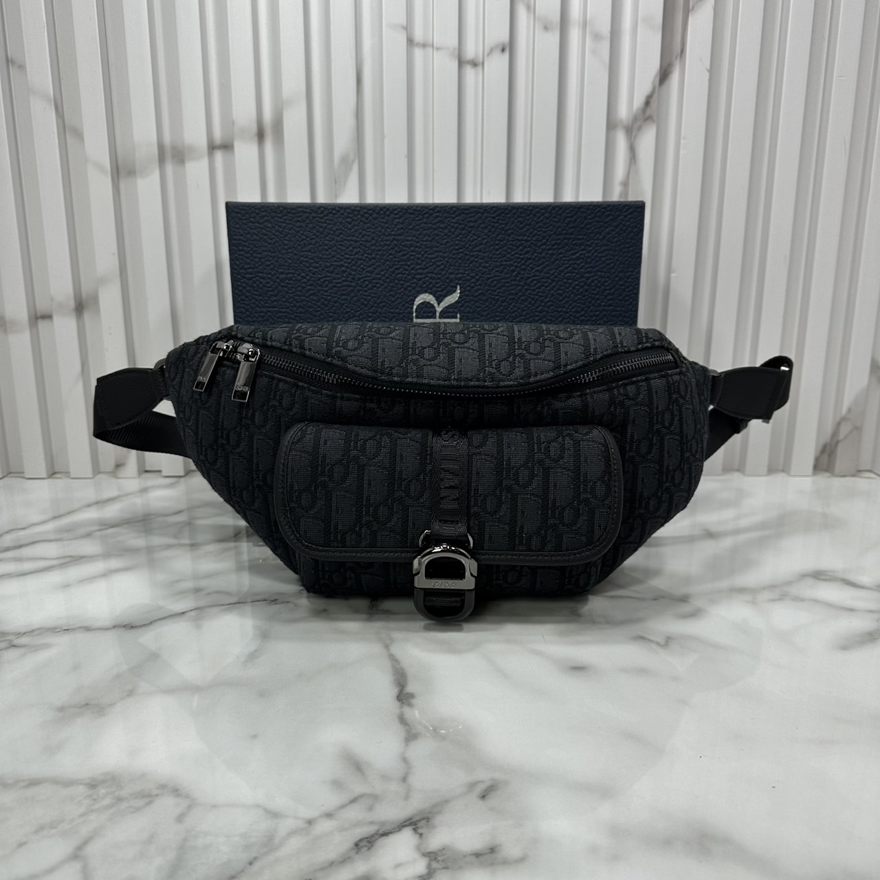 DIOR 8 waist bag Oblique jacquard fabric กระเป๋าสะพายคาดอก เอกลักษณ์ทอผ้าแจ็คการ์ดอย่างดี สวยสง่างามเหนือกาลเวลา มีไว้ไม่มีเอาท์ ท่านชายควรมีมากค่ะ