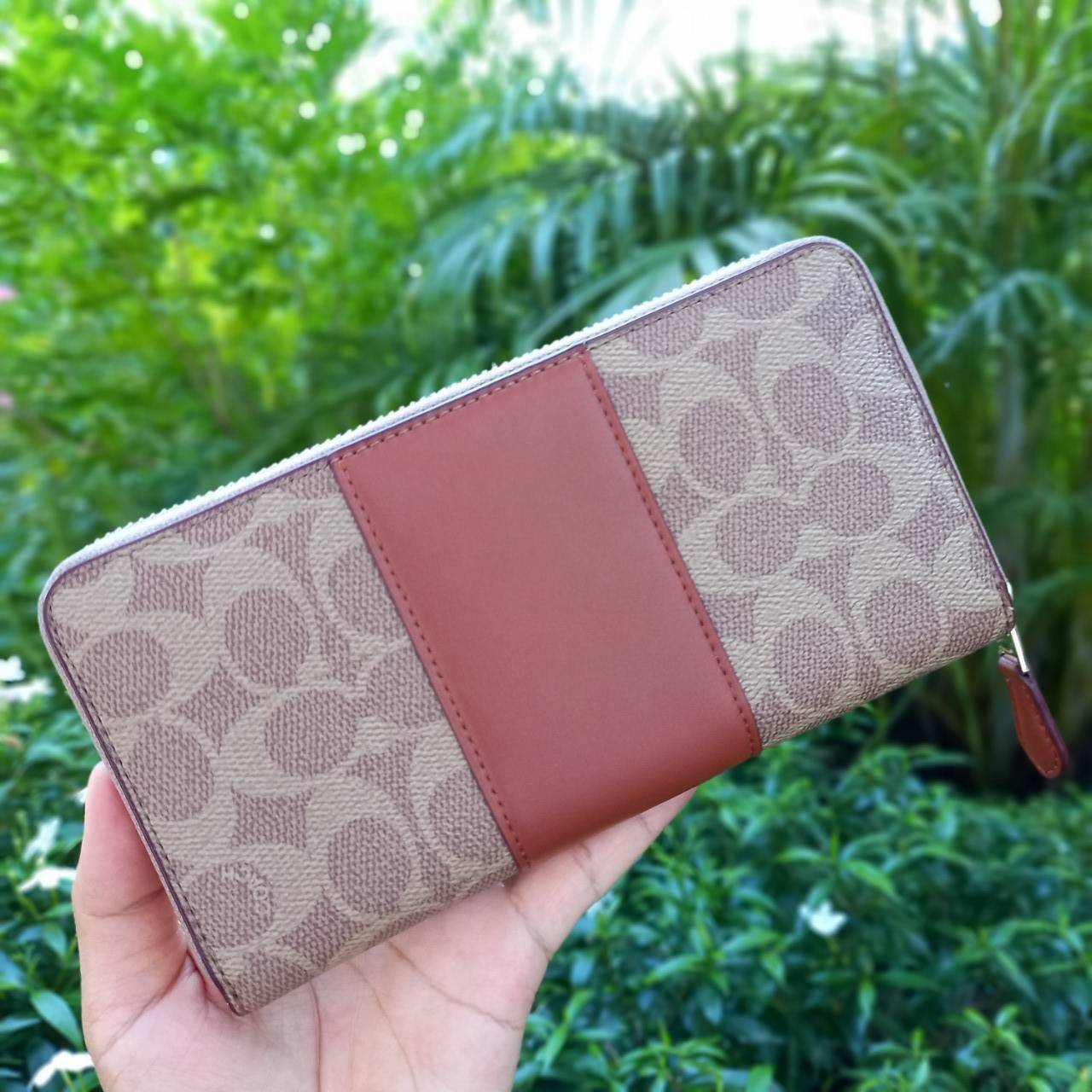 มาเท่าไหรก็ไม่เคยพอจริงๆ มีความต้องการกันถึงขีดสุด❣️😘>>COACH ACCORDION ZIP WALLET IN COLORBLOCK SIGNATURE CANVAS (COACH 31546)🍁กระเป๋าสตางค์ใบยาว ซิปรอบ //วัสดุหนังแคนวาสสลับหนังแท้ ดีไซน์สวย โดดเด่นลงตัวเป็นที่สุด ด้านในมีช่อ