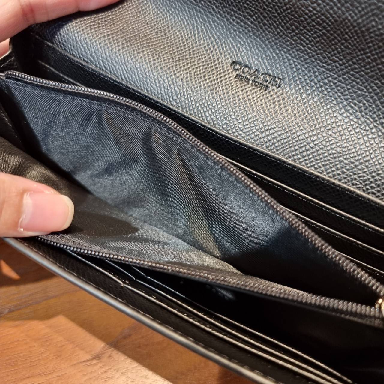 COACH F52601 POP SLIM ENVELOPE WALLET IN SIGNATURE รุ่นขายดี ขายหมด!! รุ่นหายาก!! เติมสต็อคจ้า!! กระเป๋าสตางค์รุ่นฝาพับ ดีไซน์เรียบหรู คลาสสิค ใช้งานง่ายและสะดวกมากๆ ด้วยซองซิปที่เสียบด้านหลัง ถอดแยกออกมาใช้ได้ หรือเอาออก พกกระเป๋าเดี่ยวๆก็ได้ ถือใบนี้ดูไ