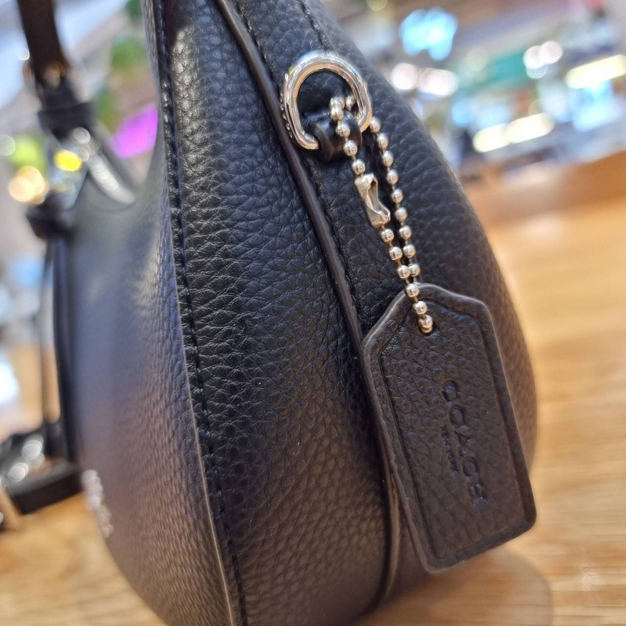 COACH C6807 KLEO HOBO IN SIGNATURE CHAMBRAY ใหม่ล่าสุด คอลเลคชั่นสุดคิ้วท์ ที่สาวๆต้องหลงรัก กระเป๋าสะพายทรงโฮโบ ที่ดีไซน์มาให้ปรับใช้งานได้หลากหลาย วัสดุหนัง pepble สวยหรู รูดเปิด-ปิดด้วยซิป ภายในเป็นช่องโล่ง สายคล้องสามารถถอดออกใส่สายยาวสะพายข้างได้ หรื