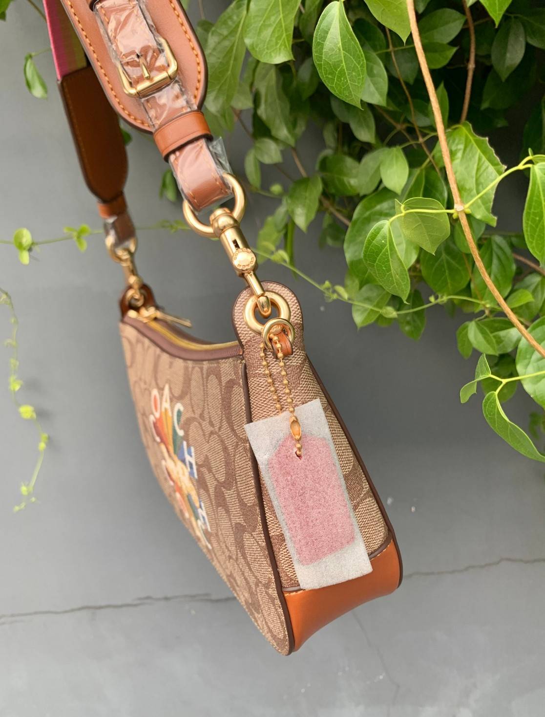 NEW ARRIVAL! นาทีนี้ต้องมีแล้วค่ะ ต้อนรับหน้าหนาวกันน! COACH JES BAGUETTE IN SIGNATURE CANVAS WITH COACH RADIAL RAINBOW ((C6817)) พร้อมส่งที่ไทย สิคค้าเข้าใหม่ค่ะ! กระเป๋าสะพายครอสบอดี้ร์ หนังแท้ น้ำหนักเบา เปิดปิดกระเป๋าแบบซิป ภายในสามารถใส่กระเป๋าเงินใบ