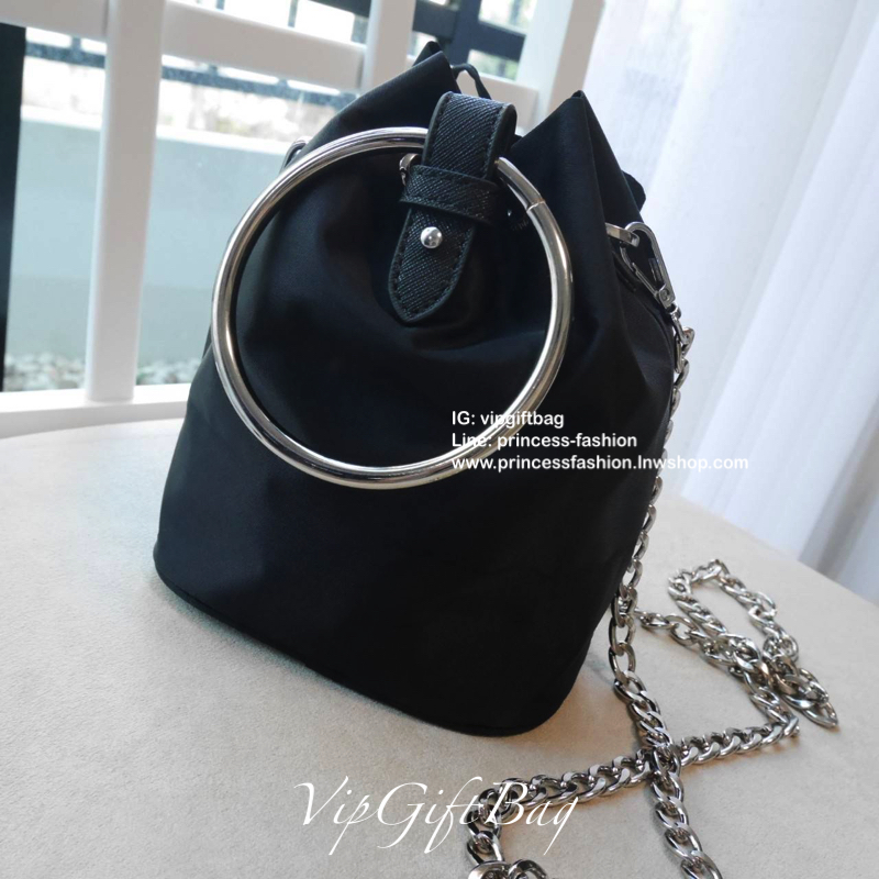 New Arrival จากแบรนด์ Prada งานพรีเมี่ยมกิ้ฟท์จากเคาเตอร์แบรนด์ต่างประเทศ กับทรงยอดฮิต ทรงจีบ มาพร้อมสายสองแบบ สายโซ่เงินยาว(ถอดออกได้) และห่วงคล้องมือ(พับลงได้ ถอดไม่ได้) ดูดีมากค่ะ วัสดุทำจากผ้าไนล่อนกันน้ำ 100% อะไหล่เงินทั้งใบ ปั้มแบรนด์ลงอะไหล่ ภายใน