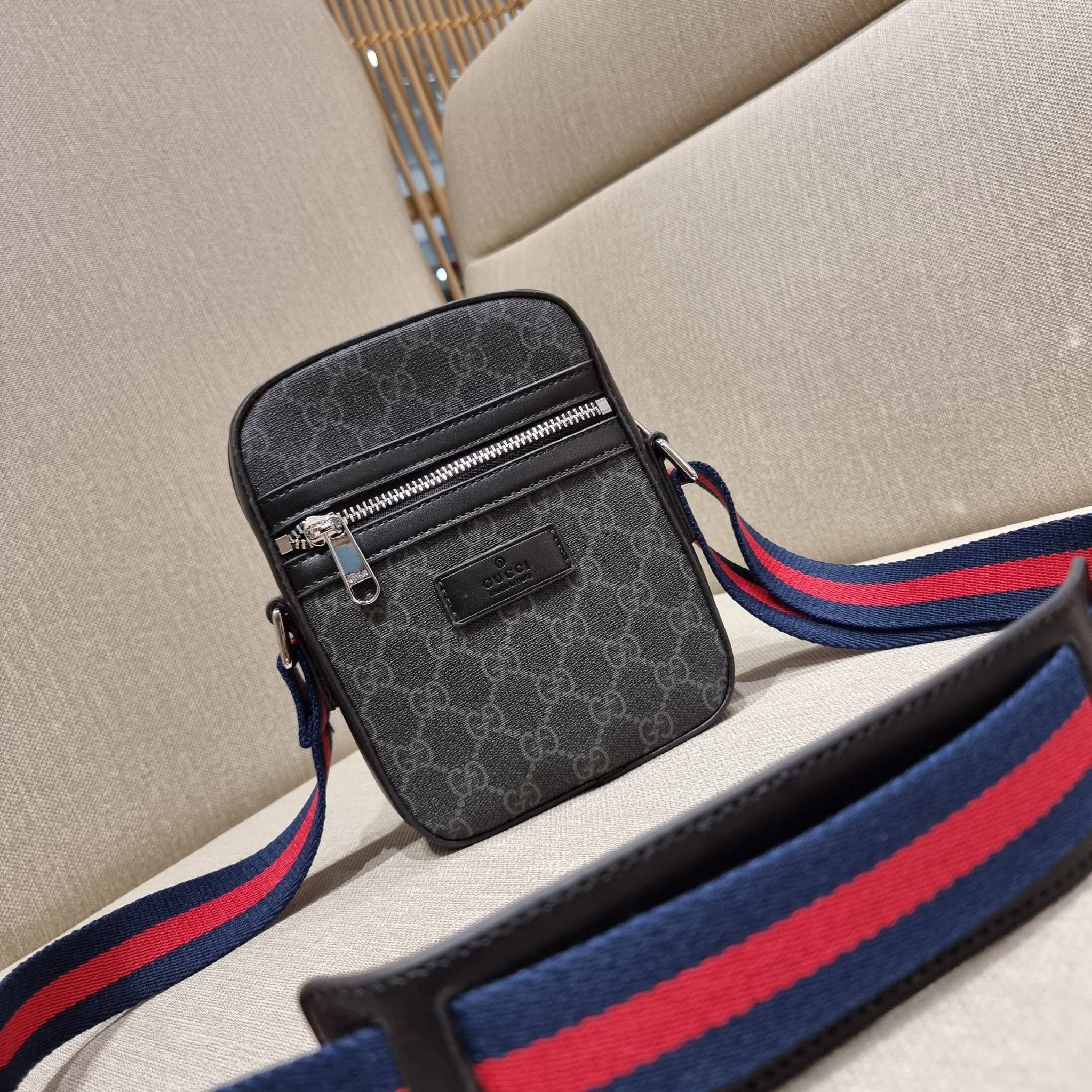 VIP 】GC VIP MINI MESSENGER CROSSBODY BAG กระเป๋าสะพายข้างพรีเมี่ยมลุคสปอร์ต เรียบแต่แอบหรู ไซส์มินิ น่าใช้!! วัสดุหนังแคนวาส ไม่ต้องห่วงเรื่องความทนทาน ✔️ ตกแต่งสายคาดหรู เท่ ดีไซน์สีตามสัญลักษณ์แบรนด์ เข้ากันมากๆ!! เปิด-ปิดด้วยซิป ด้านหน้ามีช่องซิ
