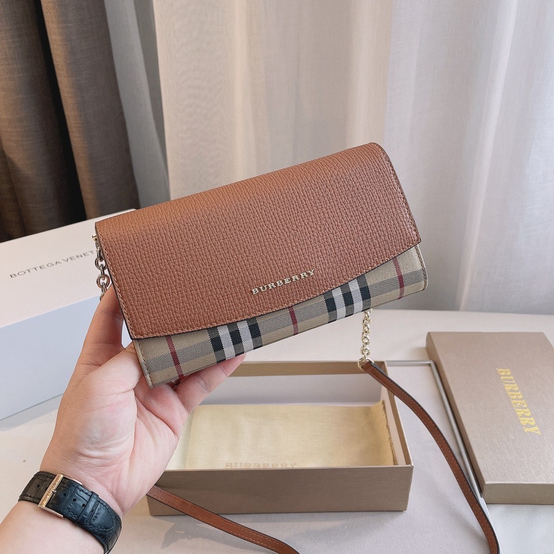 พรีเมี่ยมกิ๊ฟแท้ 💯% 】BURBERRY CROSSBODY BAG กระเป๋าสะพายพรีเมี่ยมกิ๊ฟรุ่นใหม่ล่าสุด Limited จาก BURBERRY Perfume DutyFree