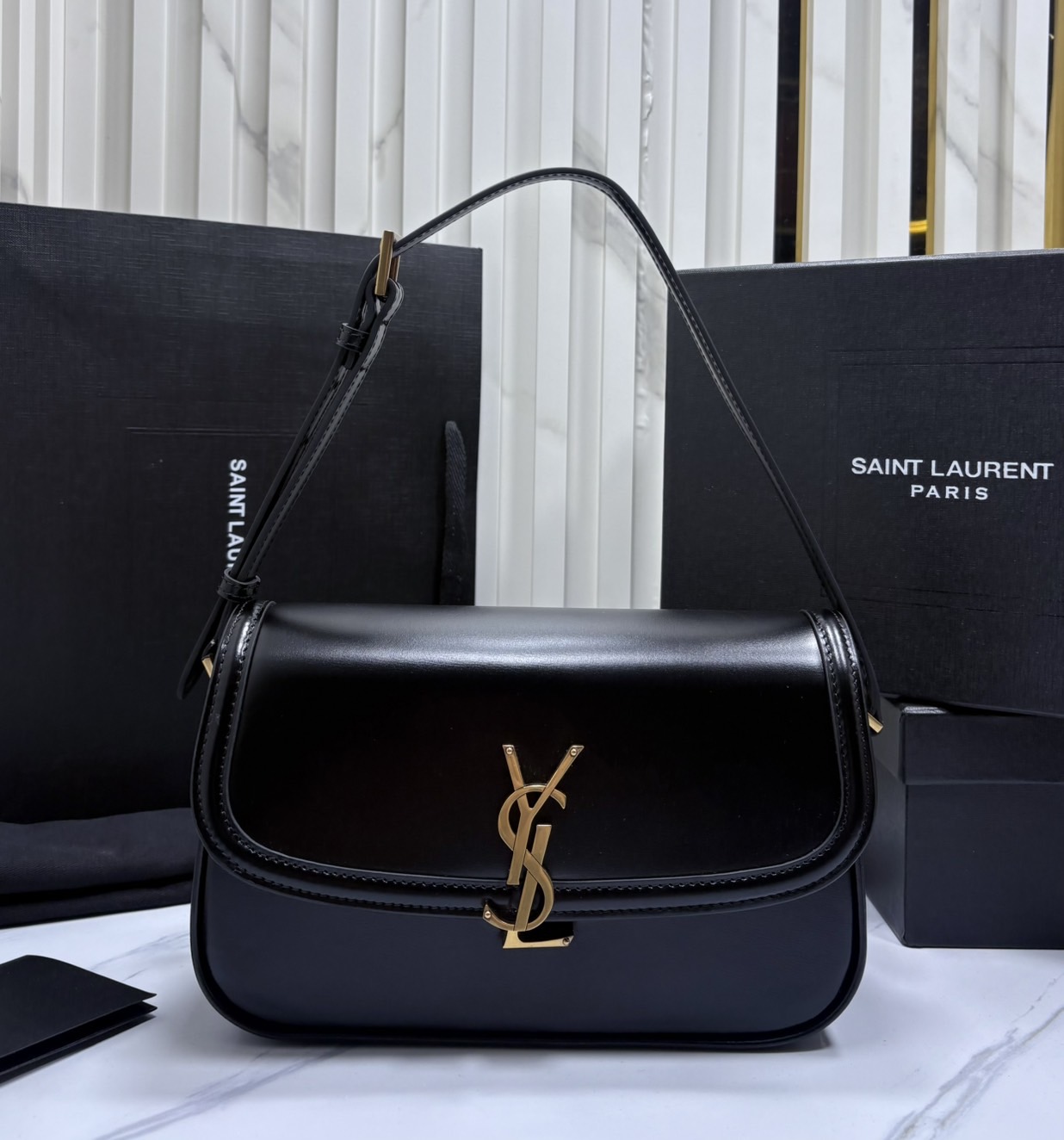 ORI หนังแท้ | YSL Solferino Large Bag / YSL Hobo Bag กระเป๋าสะพายไหล่ทรงกล่องเรียบหรูดูแพง โดดเด่นด้วยตัวปิดโลโก้ YSL ดีไซน์โค้งมนแตกต่างจากรุ่นดั้งเดิมดูหราหรามากขึ้น สายสะพายปรับได้ ช่วยให้จัดแต่งทรงได้ตามใจชอบ