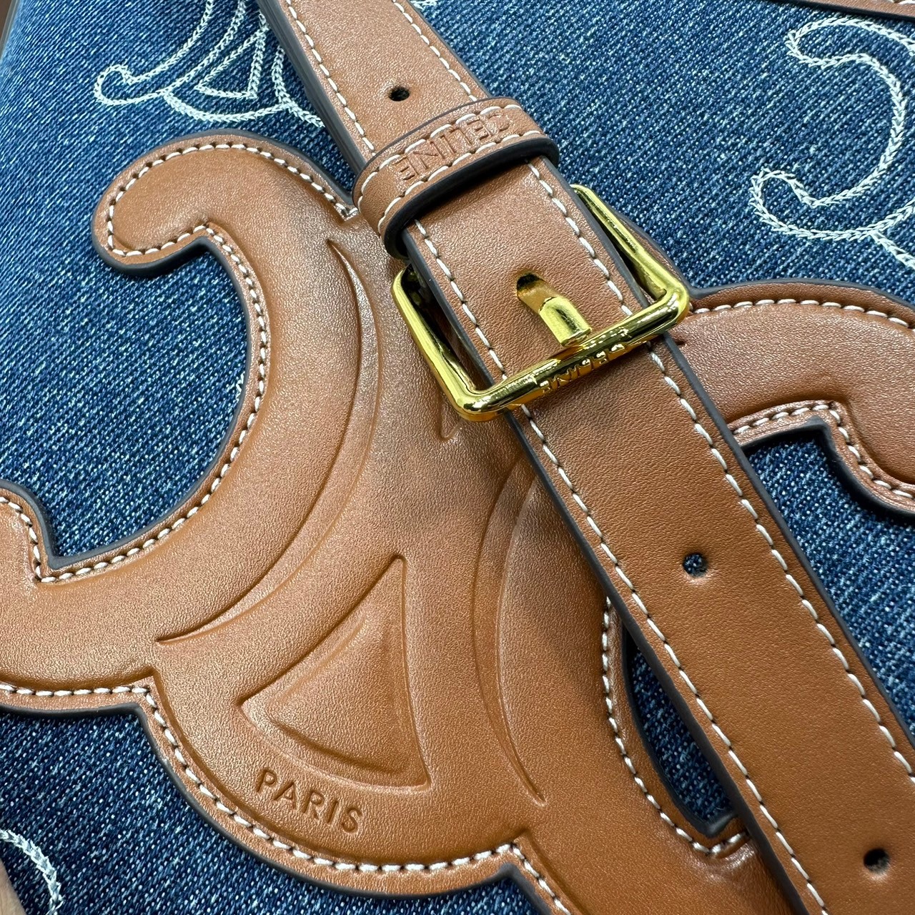 CELINE BUCKET CUIR TRIOMPHE bag in denim with full Triomphe กระเป๋าสะพายทรงบัคเก็ตเดนิม ปักลายแบรนด์สีขาวสวยโดดเด่น พิเศษพร้อมใบลูกสะดวกใช้งาน รุ่นฮิตข้ามปี งานสวยเรียบหรู ผู้ดีไปอีก