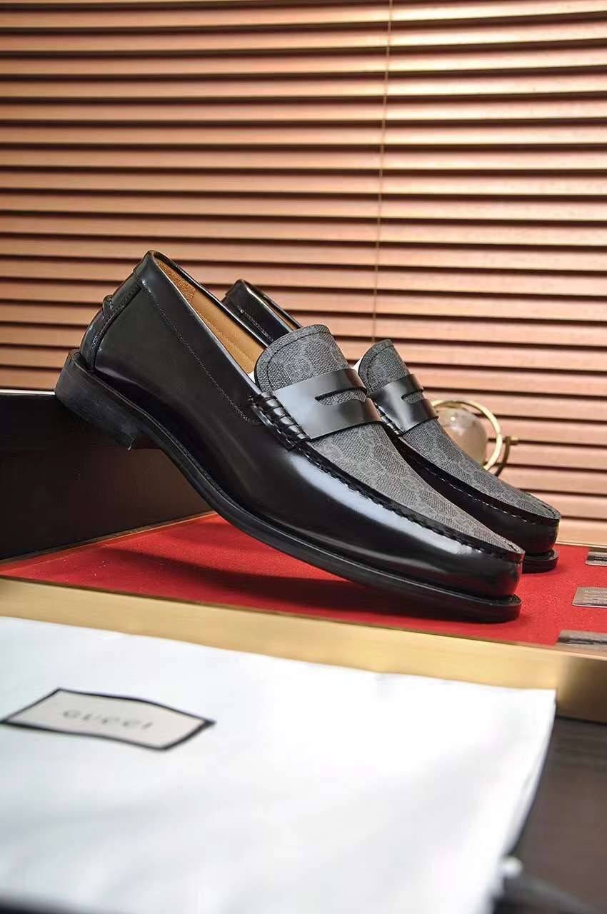 GUCCI Loafers for Men เกรดออริจินอล รองเท้าโลฟเฟอร์กุชชี่ ให้ลุคดูภูมิฐาน หรูหรา เข้ากับทุกชุด ทุกโอกาส วัสดุหนังแท้และแคนวาสอย่างดี ใส่สบาย ไม่กัดเท้า บล็อคมาตรฐาน 1:1 เป็นรองเท้าที่คุณผู้ชายควรมีติดตู้ภาพถ่ายจากงานขายจริง ใช้งานต่างประเทศได้