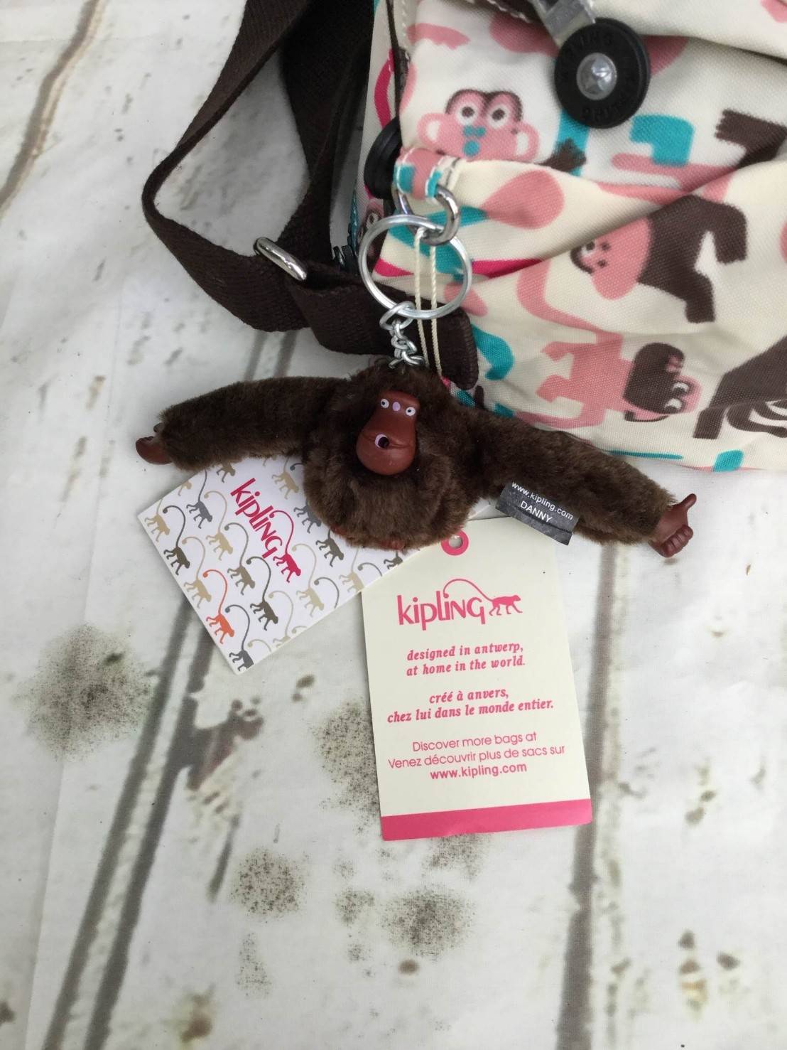 กระเป๋าสะพาย KIPLING รุ่น Reth วัสดุไนล่อนคุณภาพดี มาพร้อมดีไซน์ทันสมัย และสามารถใช้งานได้อย่างดี เข้ากับทุกการแต่งตัว โดดเด่นด้วยพื้นที่ภายในและช่องต่างๆ ที่ให้คุณจัดเก็บของสำคัญได้ครบถ้วน ไม่ว่าจะเป็นมือถือ ปากกา หรือไอเท็มจำเป็นของคุณ สายสามารถปรับและถ