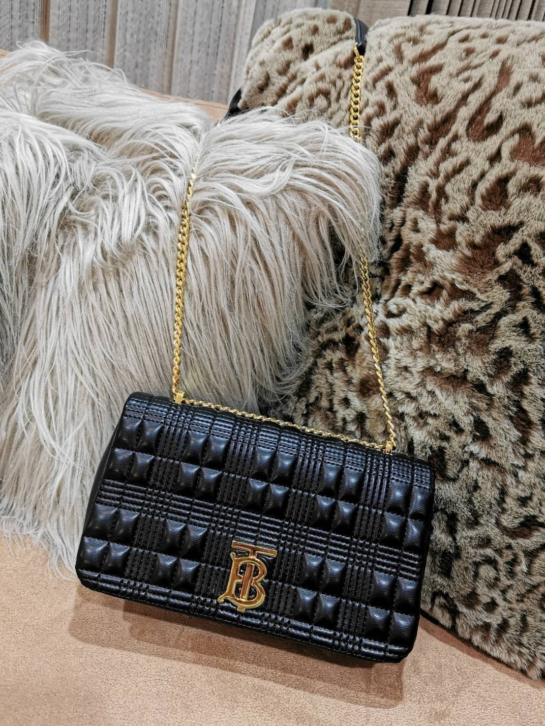 Rare items! รุ่นนี้ที่รอคอย BURBERRY FRAGRANCES QUITED LAMBSKIN BAG หนังแท้ Lambskin นิ่มสวยหรูดูดี เปิดปิดด้วยฝาปิดสัญลักษณ์รูปตัวB ภายในโล่งกว้าง ใส่มือถือ กระเป๋าสตางค์ได้ มาพร้อมสายสะพายโซ่ทองต่อหนังรองบ่าสามารถซ้อนสายสั้นสะพายไหล่ได้ หรือใช้สายยาว Cr