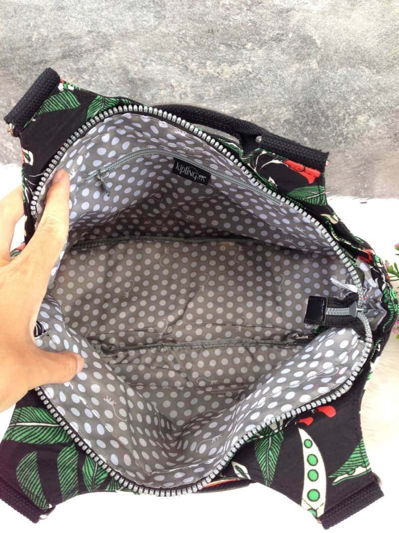 Kipling รุ่น Cicele กระเป๋าสะพายไหล่ใบใหญ่ สวยน่ารัก ตัวกระเป๋าด้านในเป็นช่องโล่งแบบปิดเปิดด้วยซิป มีช่องซิปด้านใน ด้านข้างกระเป๋า มี 2 ช่อง ปิดเปิด ด้วยเทป พร้อมที่ใส่โทรศัพท์ ปากกา และ MP 3 ในส่วนด้านใน และ ด้านข้างกระเป๋า ซ้าย-ขวา เป็นช่องขนาดเล็กสำหรั