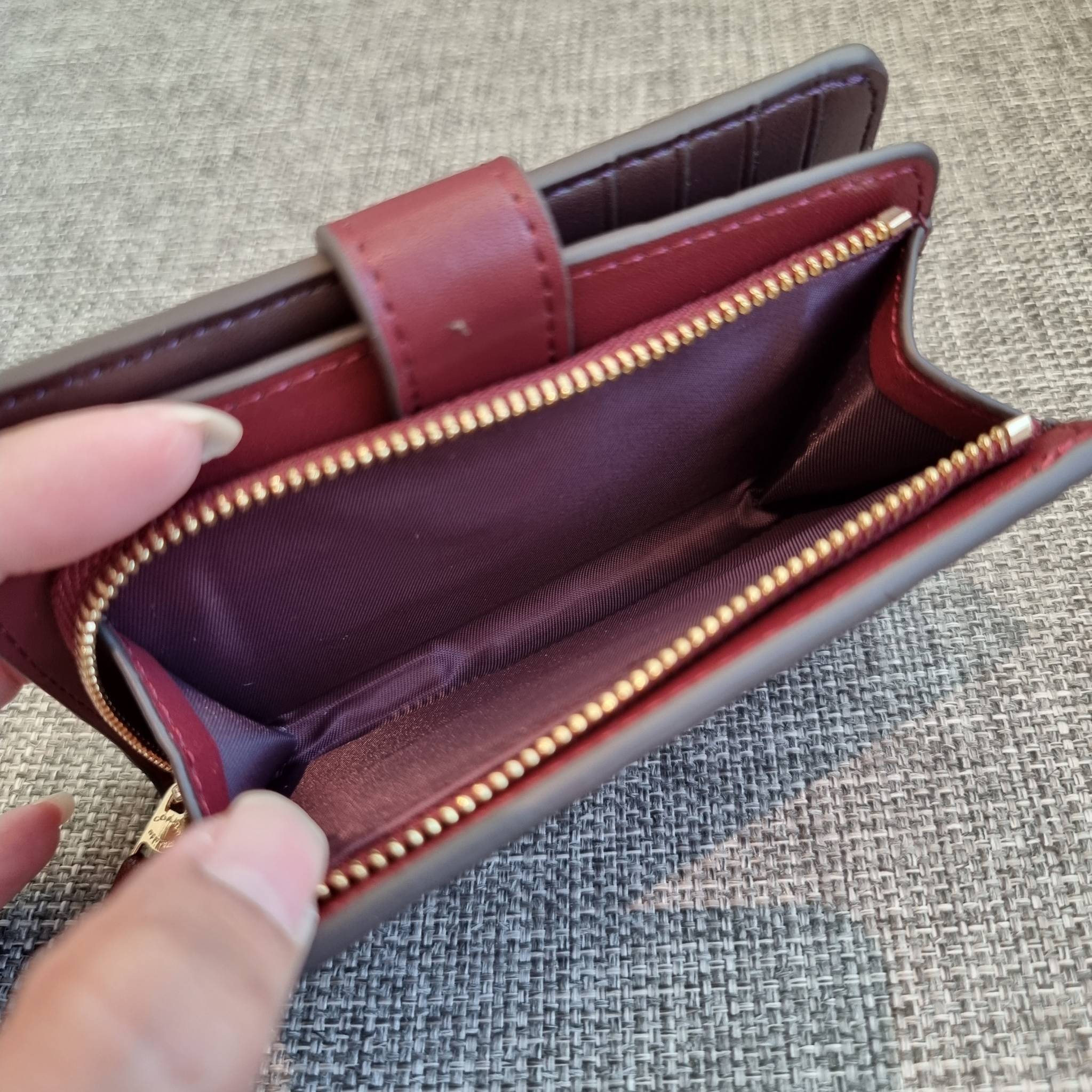 OUTLET 】COACH F25937 MEDIUM CORNER ZIP WALLET กระเป๋าสตางค์ใบกลาง 🔥 รุ่นหนังแก้วสุดฮอต!! สวยหรู ขนาดกำลังเหมาะมือ ดูดีดูแพงทุกสี มีช่องใส่บัตรและธนบัตรครบ และมีช่องแยกสำหรับใส่เหรียญ มาให้ครบเซ็ท พร้อมเสิร์ฟความสวยให้ถึงบ้านไปเลยจ้า