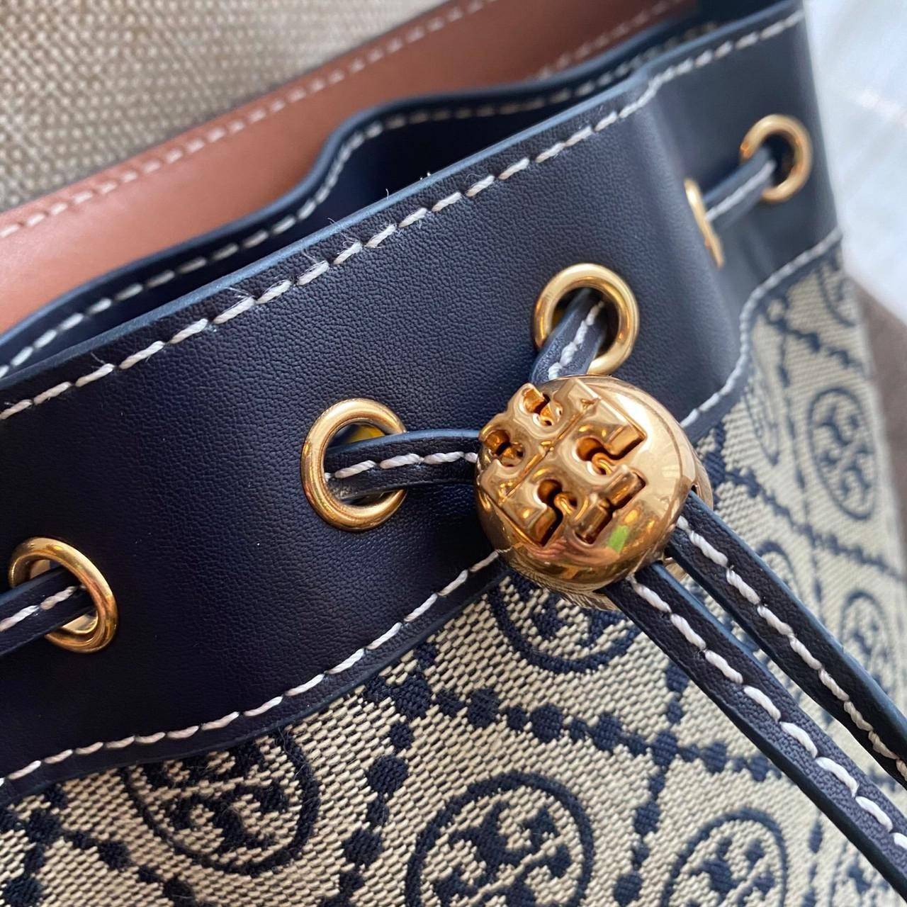 ของแท้ 💯% 】Tory Burch Monogram Jacquard Mini Bucket Bag กระเป๋าถือหรือสะพายไหล่ วัสดุผ้า Canvas โลโก้ Jacquard ทรงถัง ตั้งอยู่ทรง กระเป๋าปักลายแบรนด์ สวยหรู