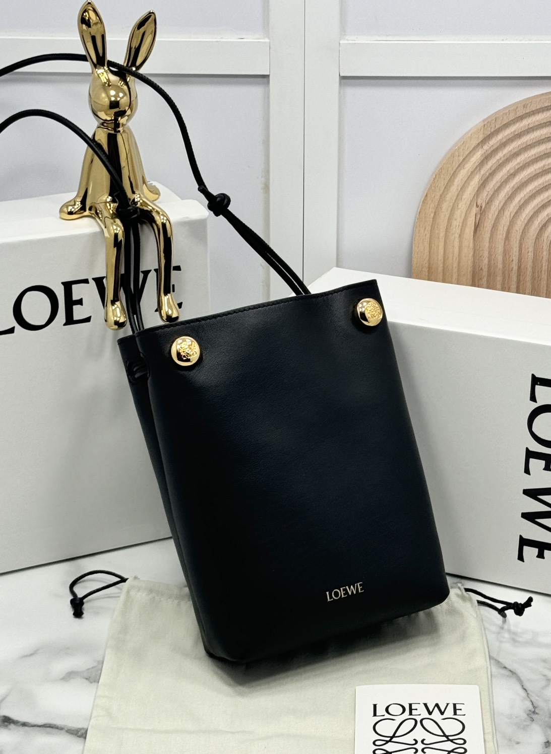 ORI หนังแท้ | LOEWE pebble pouch in smooth กระเป๋าทรงโท้ทดีไซน์คลาสสิค เรียบง่ายแต่ดูแพง มีระดับสุดๆ แต่งหมุดปั้มโลโก้แบรนด์สีทองสวยโดดเด่น เหมาะเป็นไอเท็ม everyday bag จริงๆ