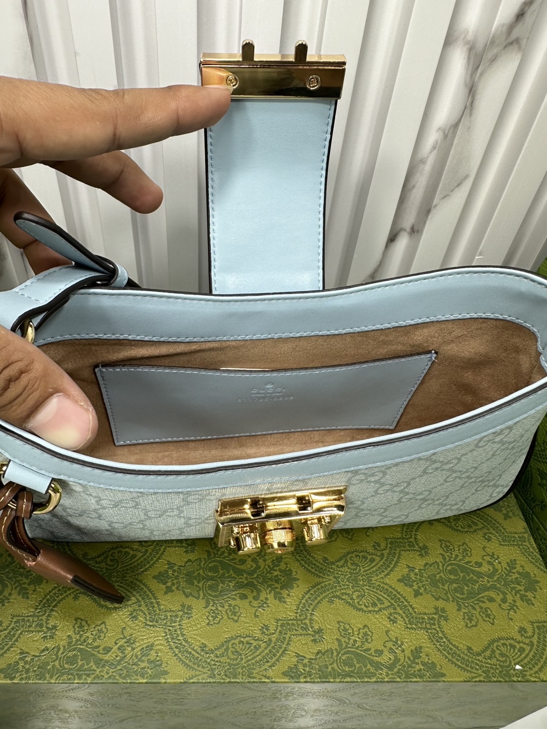 ORI หนังแท้ | GUCCI Padlock Small Shoulder Bag กระเป๋าสะพายทรงสวยวินเทจดีไซน์ไม่ซ้ำใคร หรูล้ำผู้ดี หนังแคนวาสพิมพ์ลายคมชัด ปากกระเป๋ามีแถบหนังคาดและอะไหล่กดล็อค