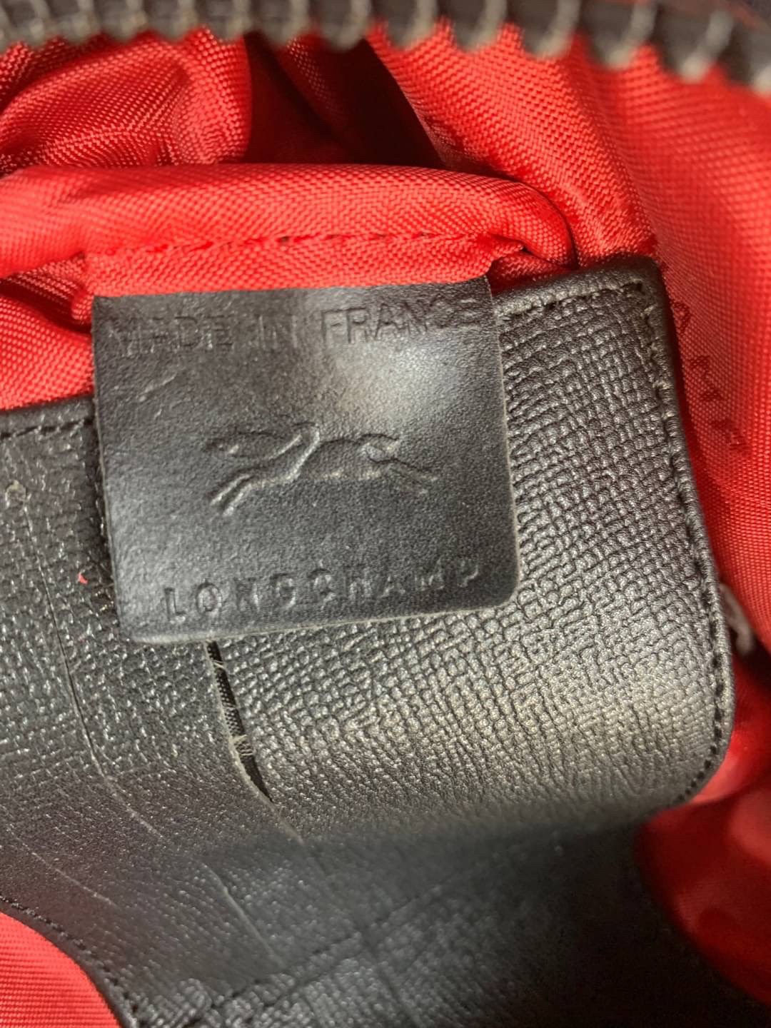 LONGCHAMP LE PLIAGE LGP BELT BAG M เท่ห์อย่างมีสไตล์กระเป๋าทรงคาดอกและคาดเอวดีไซน์แนวสปอร์ต เพิ่มความโดดเด่นทันสมัยด้วยลายซิกเนเจอร์ มีช่องซิปที่ใช้งานง่ายช่วยให้คุณหยิบใช้สิ่งของจำเป็นได้อย่างสะดวกและง่ายดาย และผสานสายรัดแบบปรับได้เข้ากับหัวเข็มขัดตัวล็อ