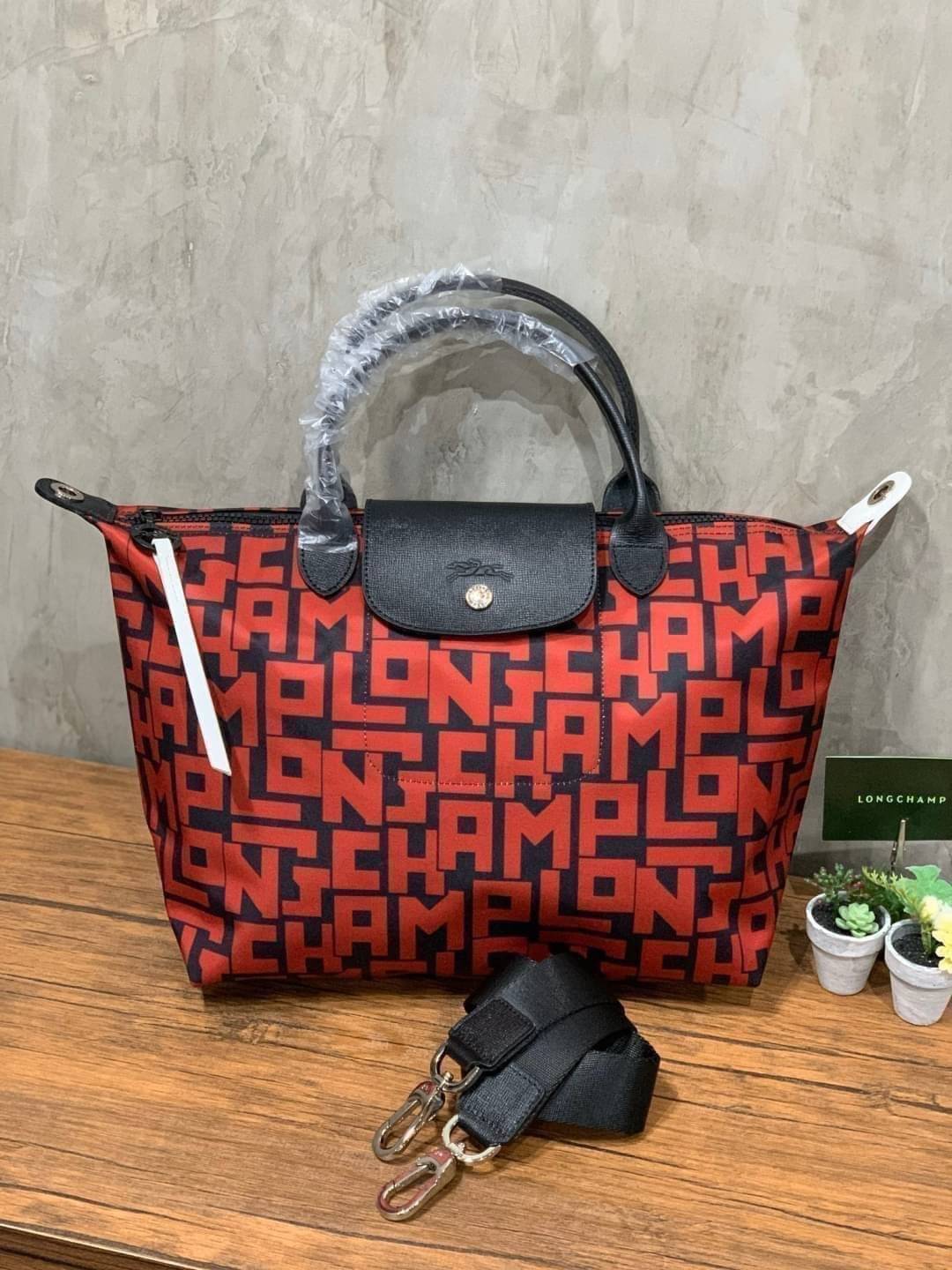 ของแท้ 💯% Longchamp LE PLIAGE LGP TOP HANDLE BAG M พบกับคอลเลคชั่นใหม่ล่าสุด มีดีไซน์ที่เรียบหรูและคลาสสิก