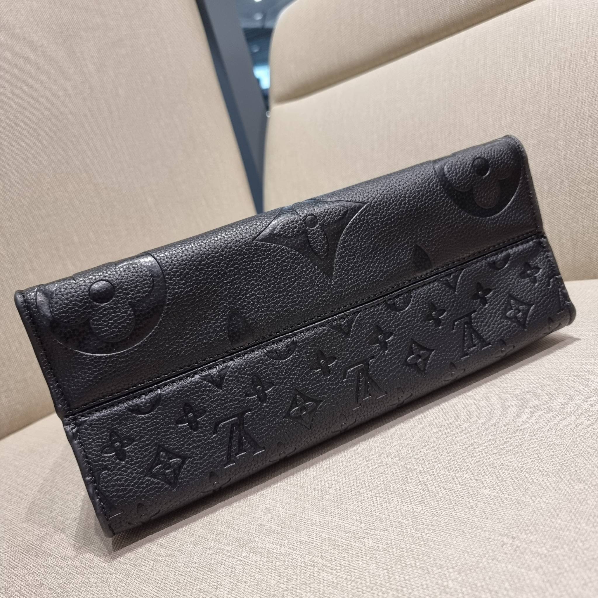 LV crossbody tote bag / LV Shopping Bag ดีไซน์สวยคม สมราคา ดูแพงไปอีก ด้วยดีเทลลายของหนัง crossgrain กระเป๋าทรงโท้ทคลาสสิค ผู้ดียืนหนึ่ง โทนสีใช้งานง่าย แมทช์ได้ทุกลุค มาพร้อมหูจับในตัว แบบหูหิ้ว และหูยาวสำหรับสะพายไหล่ เก๋มาก ชิคมาก ภายในโล่งกว้างมาก มีอ