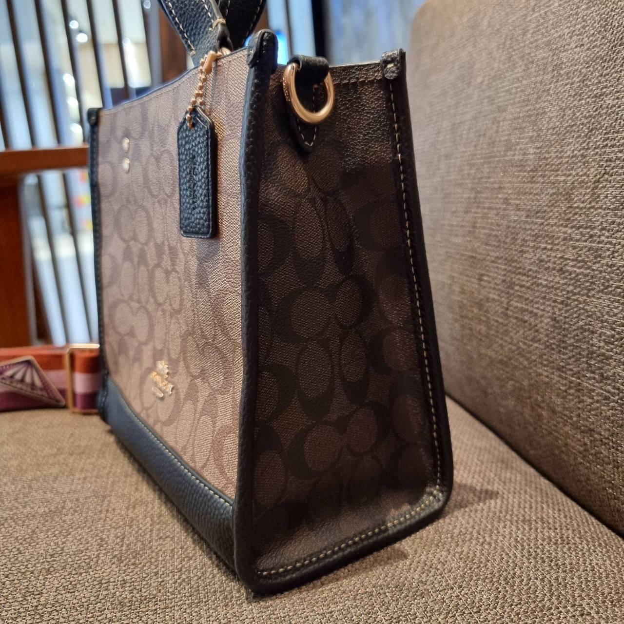 COACH C6918 DEMPSEY TOTE 22 IN SIGNATURE CANVAS WITH DISCO PATCHES คอลเลคชั่นคลาสสิค ที่มาพร้อมดีเทลใหม่ กระเป๋าทรงโท้ท ขนาดน่ารักน่าใช้มากๆ สาวๆถูกอกถูกใจกันนับไม่ถ้วน!! รอบนี้เพิ่มลูกเล่นที่สายสะพาย ดีไซน์กึ่งสปอร์ต ทำให้ใช้งานได้ไม่มีเบื่อ ฟังก์ชั่นการ