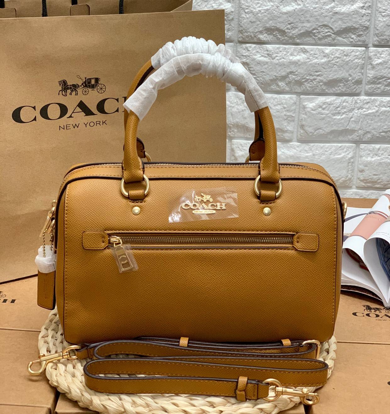 COACH ROWAN SATCHEL BAG ((79946)) กลับมาอีกครั้ง พร้อมสีหายากค่ะ! กระเป๋าหิ้วทรงหมอนสุดฮิตของสาวๆ//สะพายข้างได้ หนังแท้ ลายหนังสวย ทรงสวย ด้านหน้ามีช่องซิปให้หนึ่งช่อง เปิดปิดช่องหลักแบบซิป ภายในกว้างใส่ของจำเป็นของสาวๆได้ครบ มีช่องเล็กและช่องซิปใส่ของจุก