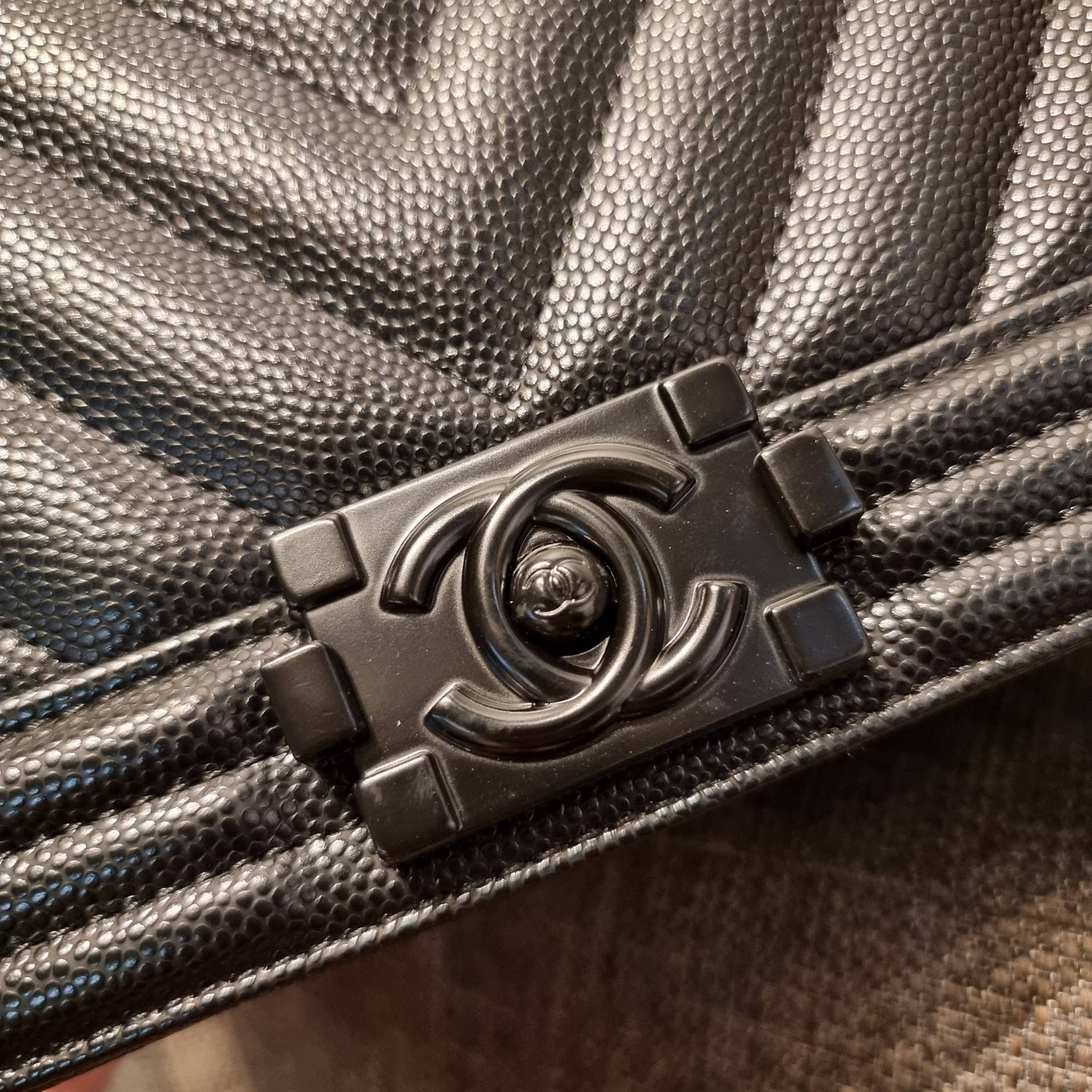 Chanel Boy 10" พร้อมส่งที่ไทย รุ่นสุดฮอต ดีไซน์อะไหล่ดำ เรียบหรูมากๆ!! วัสดุหนังลายคาร์เวีย ทรงคลาสสิคที่สาวๆห้ามพลาด!! ในราคาสุดคุ้ม เปิด-ปิดกระเป๋าด้วยตัวล็อค ภายในโล่งกว้าง ไซส์ใหญ่ใส่ของได้เยอะ มีช่องแยกในกระเป๋า มาพร้อมสายสะพายโซ่สลับหนังรองบ่า 