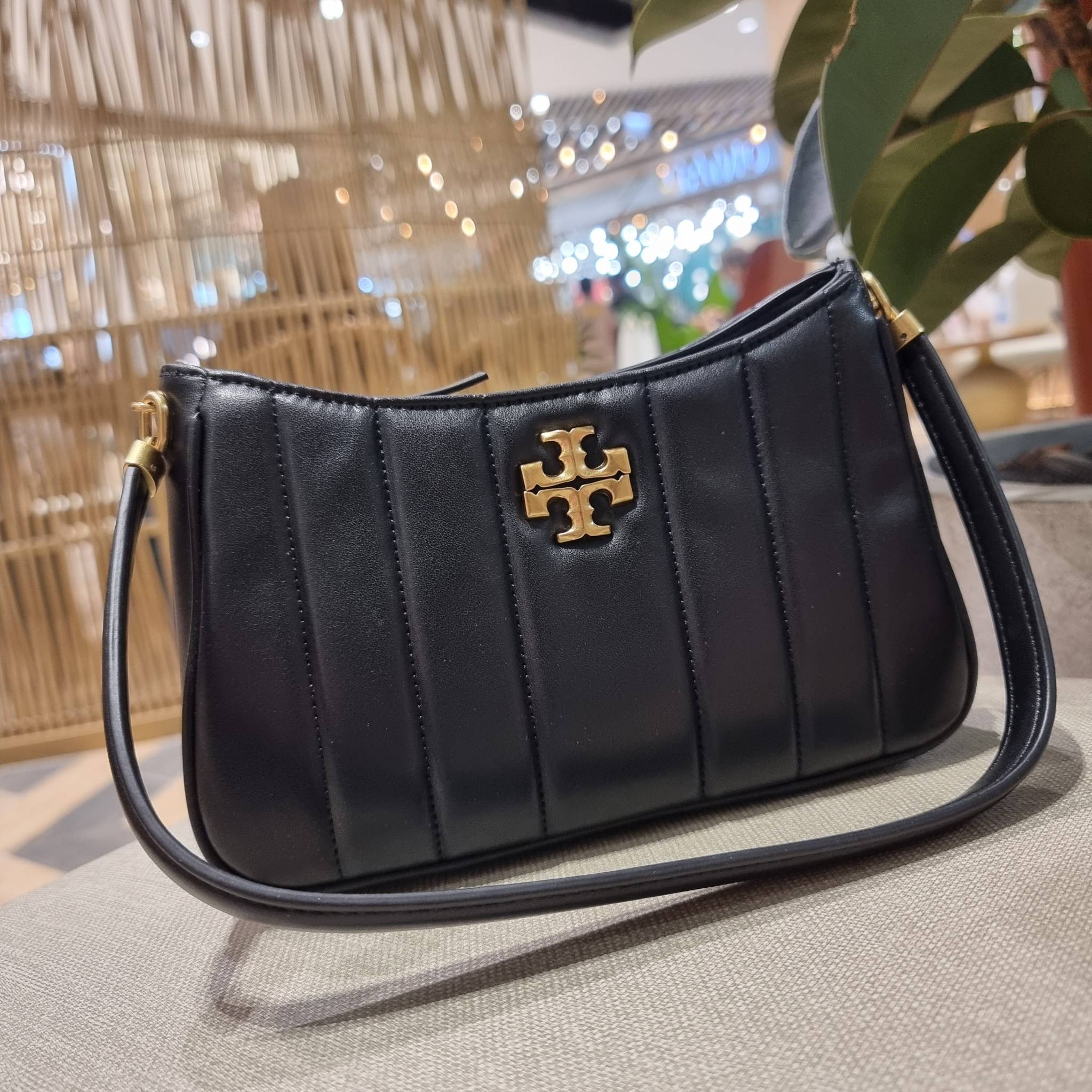TORY BURCH KIRA MINI BAG กระเป๋าสะพายทรงพอช ง่ายต่อชีวิต!! ดีไซน์บุนวม เส้นคมสวยหรู วัสดุหนังแกะ สัมผัสดีงาม นิ่มมือ เปิด-ปิดด้วยซิป ภายในเป็นช่องโล่ง มีช่องใส่บัตร ใส่ของสำคัญได้ครบถ้วน มาพร้อมสายคล้องไหล่ในตัว และสายสะพายครอส ปรับได้ตามสะดวก ใบจริงสวยคม
