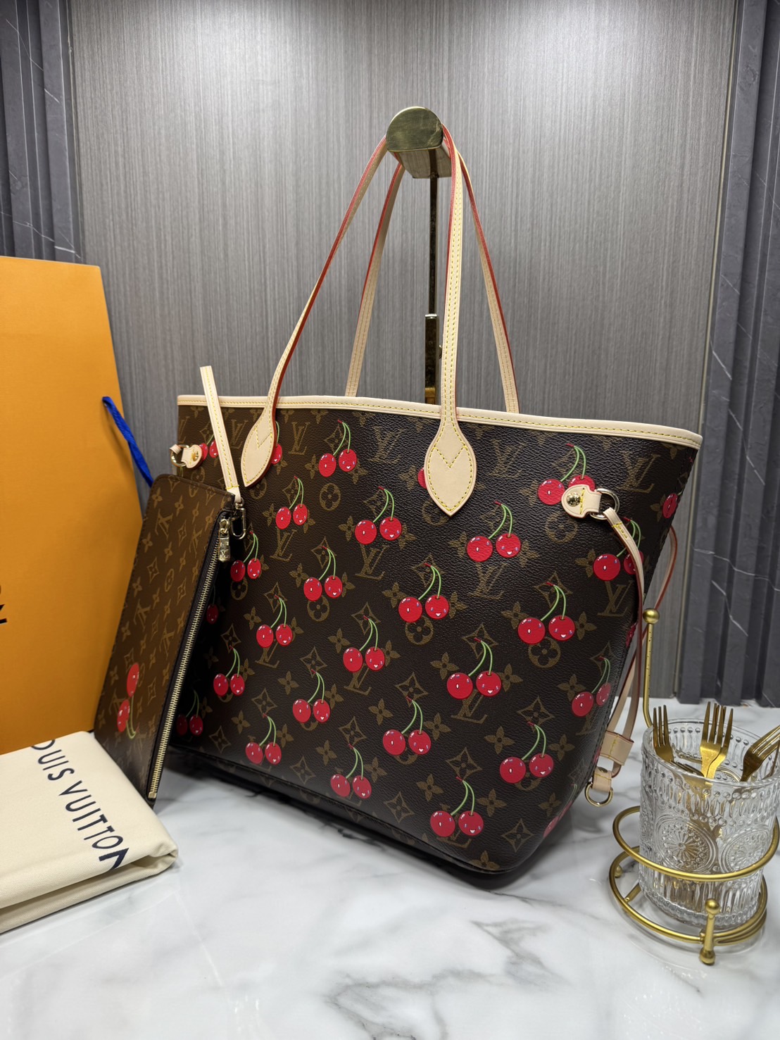 TOP ORI หนังแท้ | LV x TM - Neverfull MM Bag Monogram cherry canvas กระเป๋าสะพายทรงโท้ทเอกลักษณ์ที่หรูหรา Monogram แคนวาสคลาสสิกตกแต่งดีเทลลายเชอร์รี่สีสันสดใส ปรับลุคให้มีชีวิตชีวาอีกครั้งด้วยธีมแสนสนุก