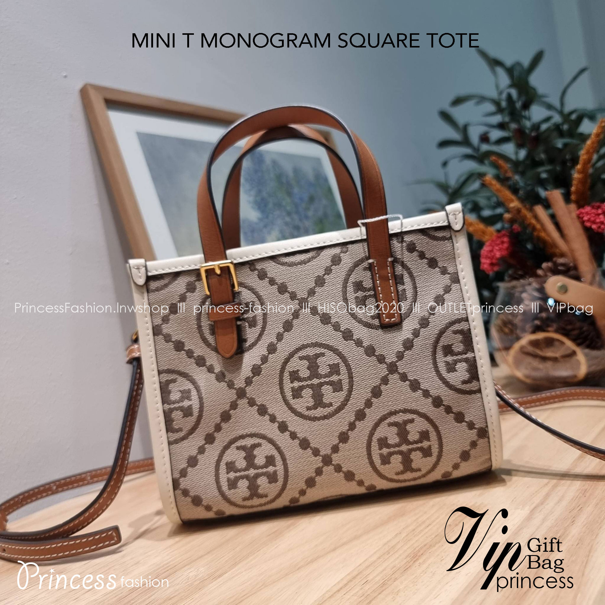 TORY BURCH MINI T MONOGRAM SQUARE TOTE รุ่นใหม่ล่าสุด คิ้วท์กว่าใคร! กับไอเท็มโมโนแกรมสุดฮิต กระเป๋าทรงโท้ทไซส์มินิ น่ารักน่าใช้มากๆ ให้คุณได้เพลิดเพลิน และคล่องตัวมากๆ