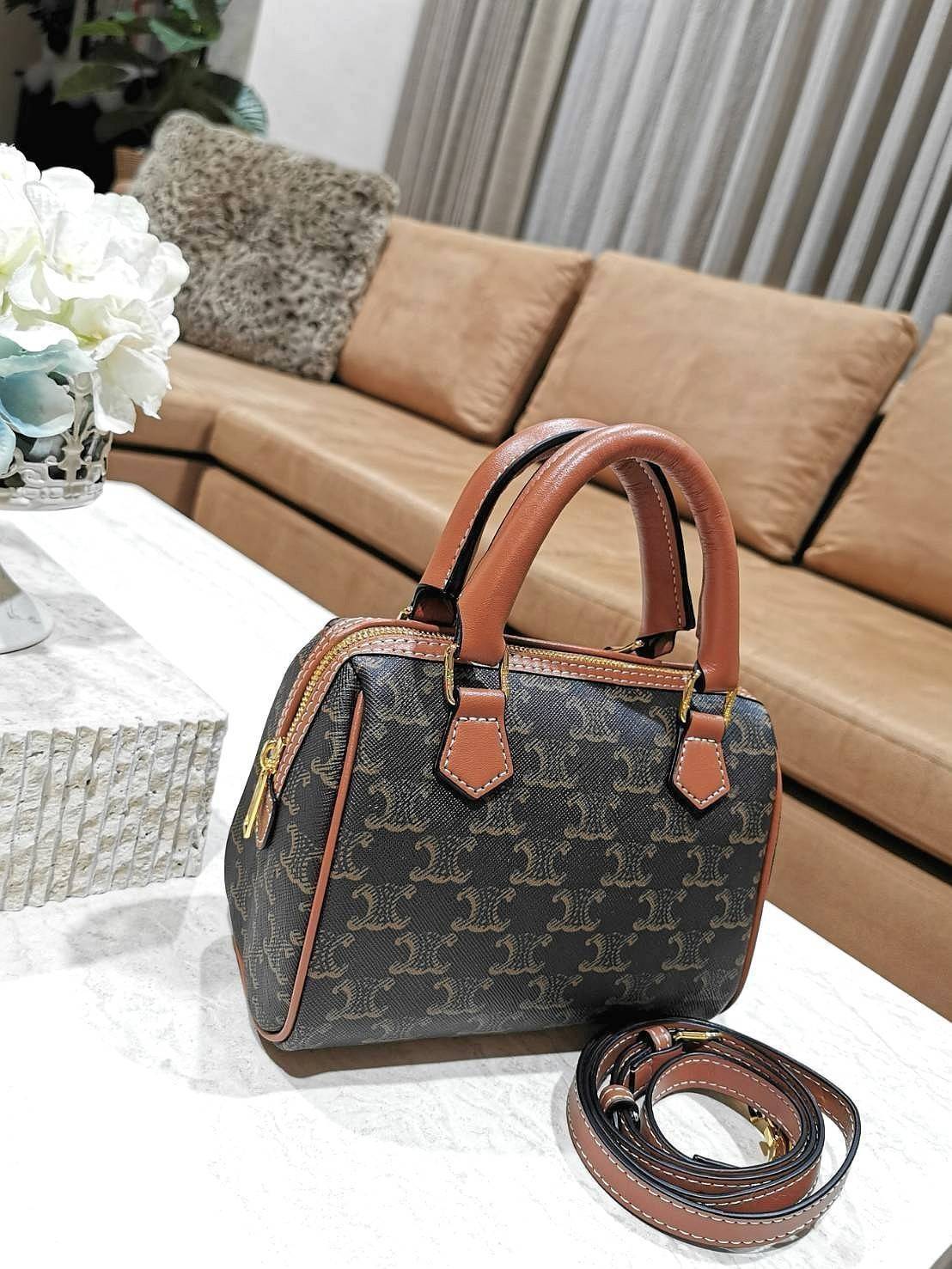 CELINE MINI CROSSBODY BAG VIP วัสดุ Triomphe Canvas สวยอยู่ทรงดีไซน์ยอดนิยมทรง Speedy ไม่มีเอ้าท์ค่ะ เปิดปิดด้วยซิปแบรนด์อะไหล่ทอง ใส่กระเป๋าสตางค์ มือถือ ของจุกจิกได้เยอะ หูจับแข็งแรงพับลงได้ พร้อมสายหนังยาวปรับระดับได้ถอดได้ อะไหล่แบรนด์สีทองหรูมีโลโก้ 