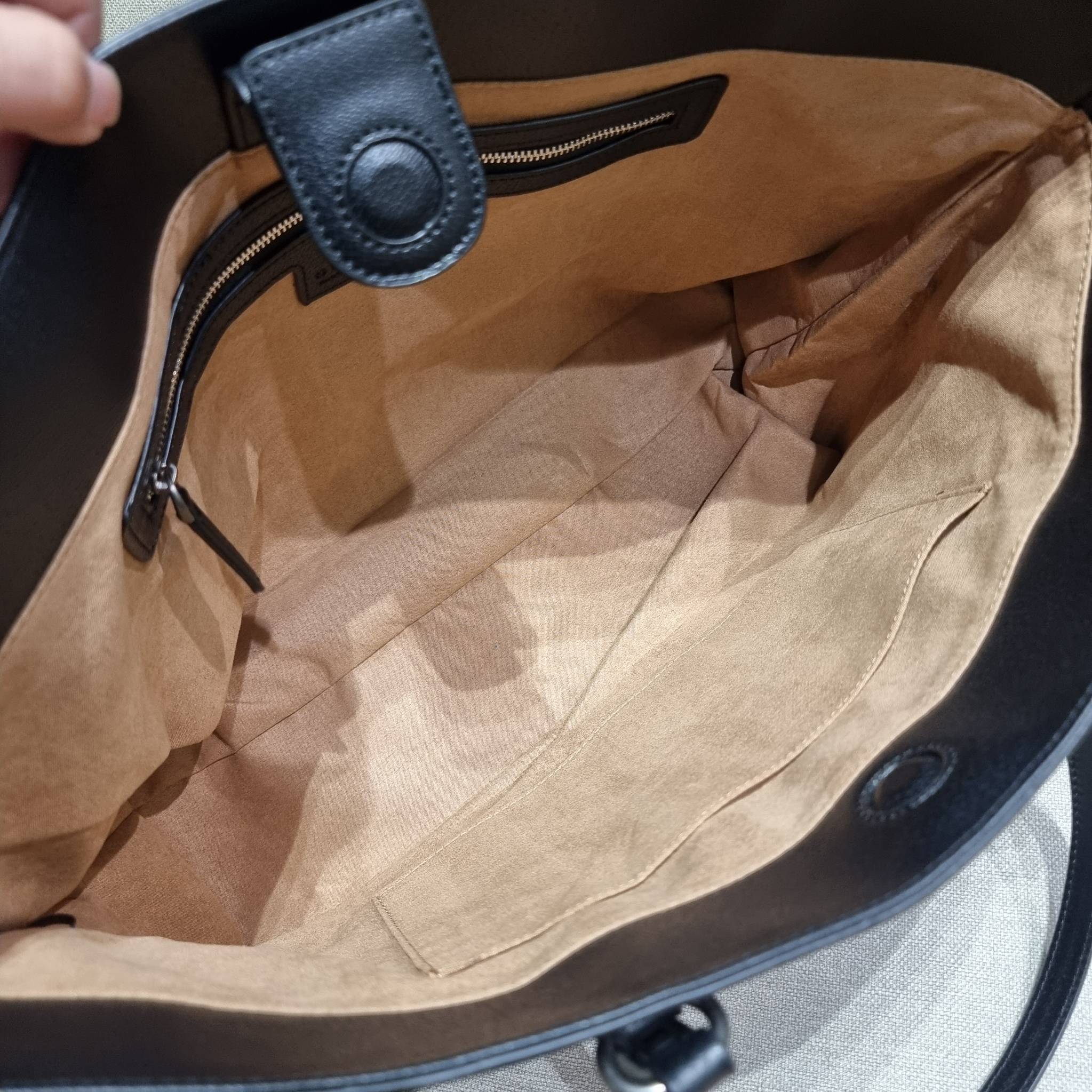 GG×BALEN MEDIUM OPHIDIA TOTE สุดครีเอท กับกระเป๋าช้อปปิ้งทรงโท้ท ใบใหญ่ สุดคุ้ม!! โดดเด่นด้วยลวดลายเพ้นท์กราฟฟิตี้ วัสดุผ้าแคนวาส ตัดแต่งเล่นขอบด้วยหนังแท้ ภายในโล่งกว้างมาก ใส่ของได้สบาย หิ้วไปเที่ยวต่างจังหวัด สะพายไปต่างประเทศตามใจ!! เลิศตรงที่ดีไซน์ใบ