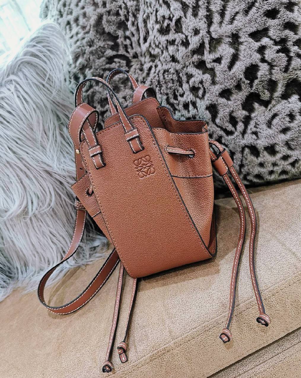 LOEWE HANDLE & SHOULDER BAG GIFT WITH PURCHASE (GWP) กระเป๋าถือหรือสะพายหนังแท้พรีเมี่ยมกิ๊ฟ Limited จาก LOEWE PERFUME DUTYFREE รุ่น Rare items สุดๆวัสดุหนังแท้ Calfskin หนังสวยดีไซน์คงเอกลักษณ์แบรนด์ สามารถปรับใช้ได้หลายทรงด้านข้างมีหูรูดปรับขยายทรงได้ภา