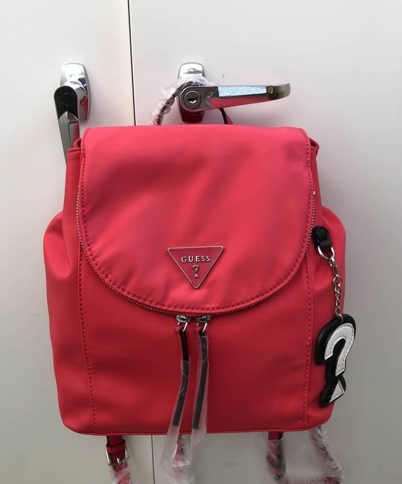 New !!! GUESS ZAYN NYLON BACKPACK รุ่นหายาก พร้อมส่งกระเป๋าสะพายหลัง วัสดุNylonคุณภาพสูง ด้านหน้าติดอะไหล่แบรนด์ พร้อมห้อยพวงกุญแจหนังรูปเครื่องหมายคำถาม เปิดปิดกระเป๋าแบบฝาปิดแม่เหล็ก ขอบปากกระเป๋าเป็นช่องซิปสำหรับใส่ของจุกจิก ภายในช่องหลักโล่งกว้างใส่จอ